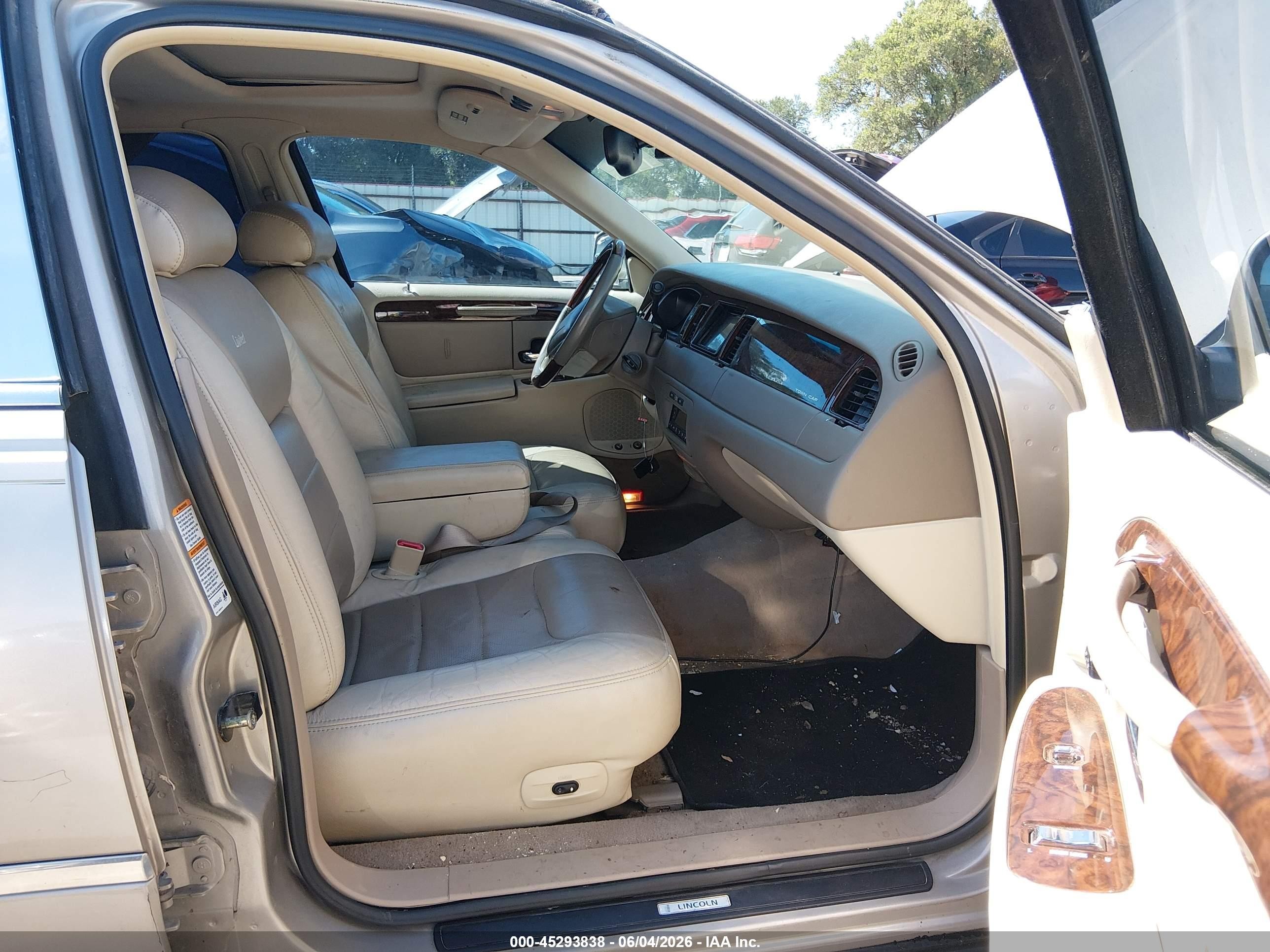 2000 Lincoln Town Car Signature Champagne vin: 1LNHM82W3YY933701