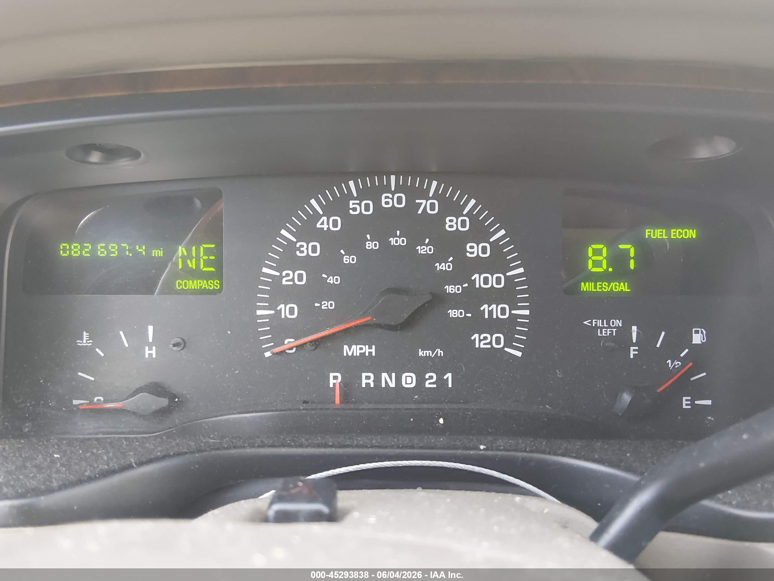 2000 Lincoln Town Car Signature Champagne vin: 1LNHM82W3YY933701