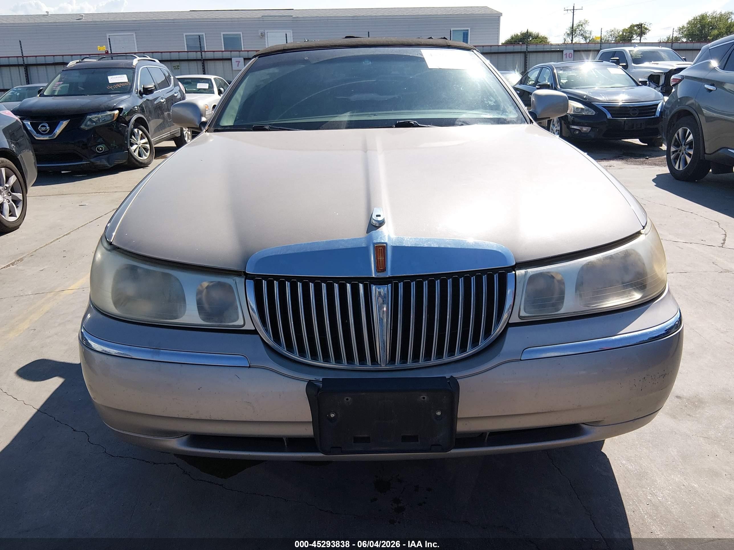 2000 Lincoln Town Car Signature Champagne vin: 1LNHM82W3YY933701