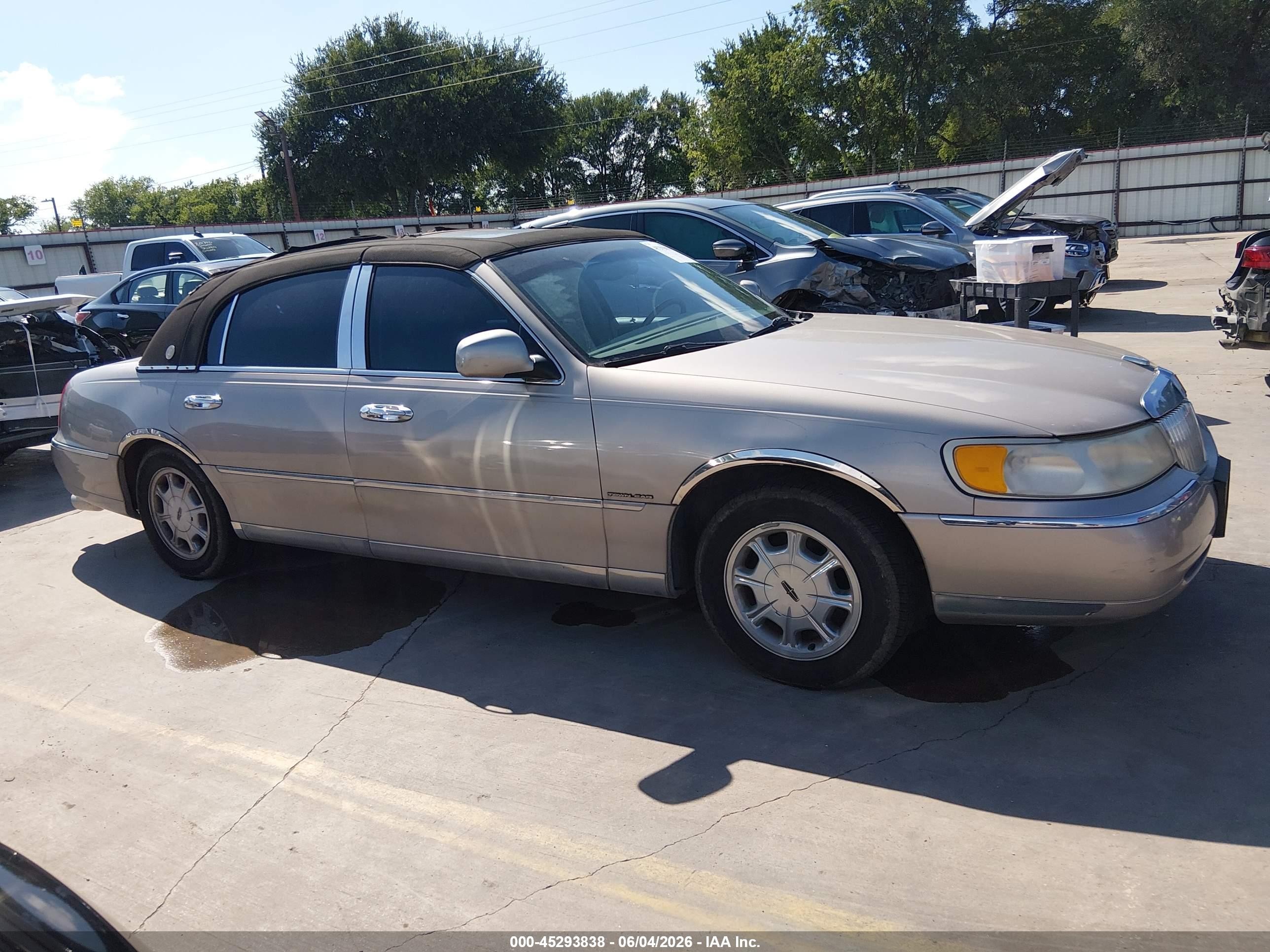 2000 Lincoln Town Car Signature Champagne vin: 1LNHM82W3YY933701