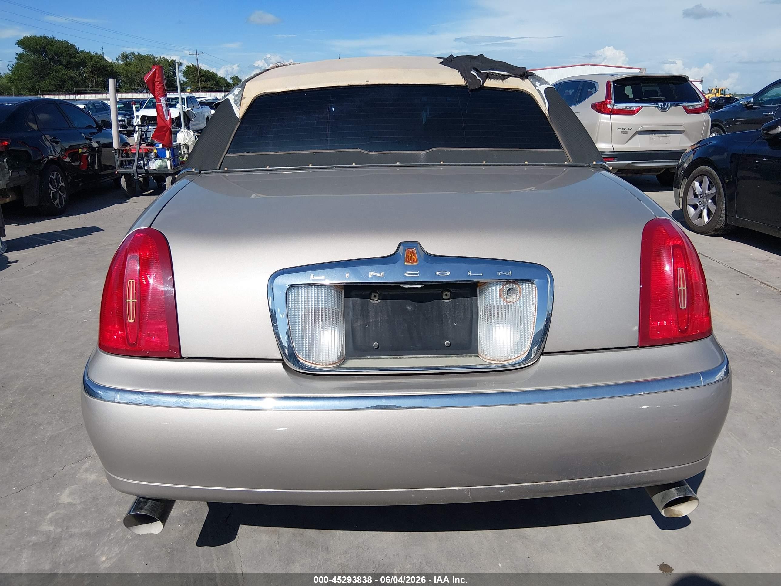 2000 Lincoln Town Car Signature Champagne vin: 1LNHM82W3YY933701