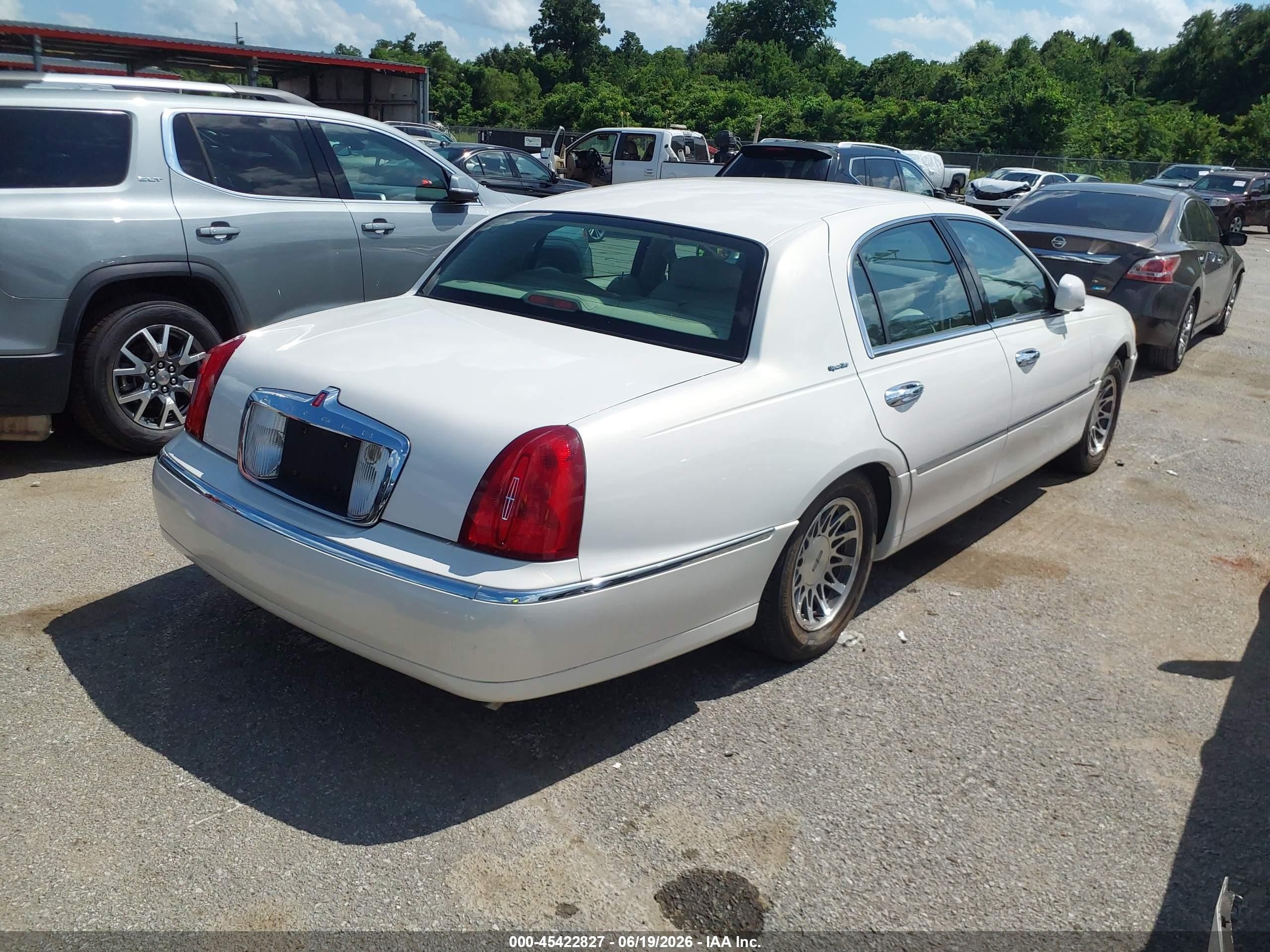 2000 Lincoln Town Car Signature White vin: 1LNHM82W3YY935061