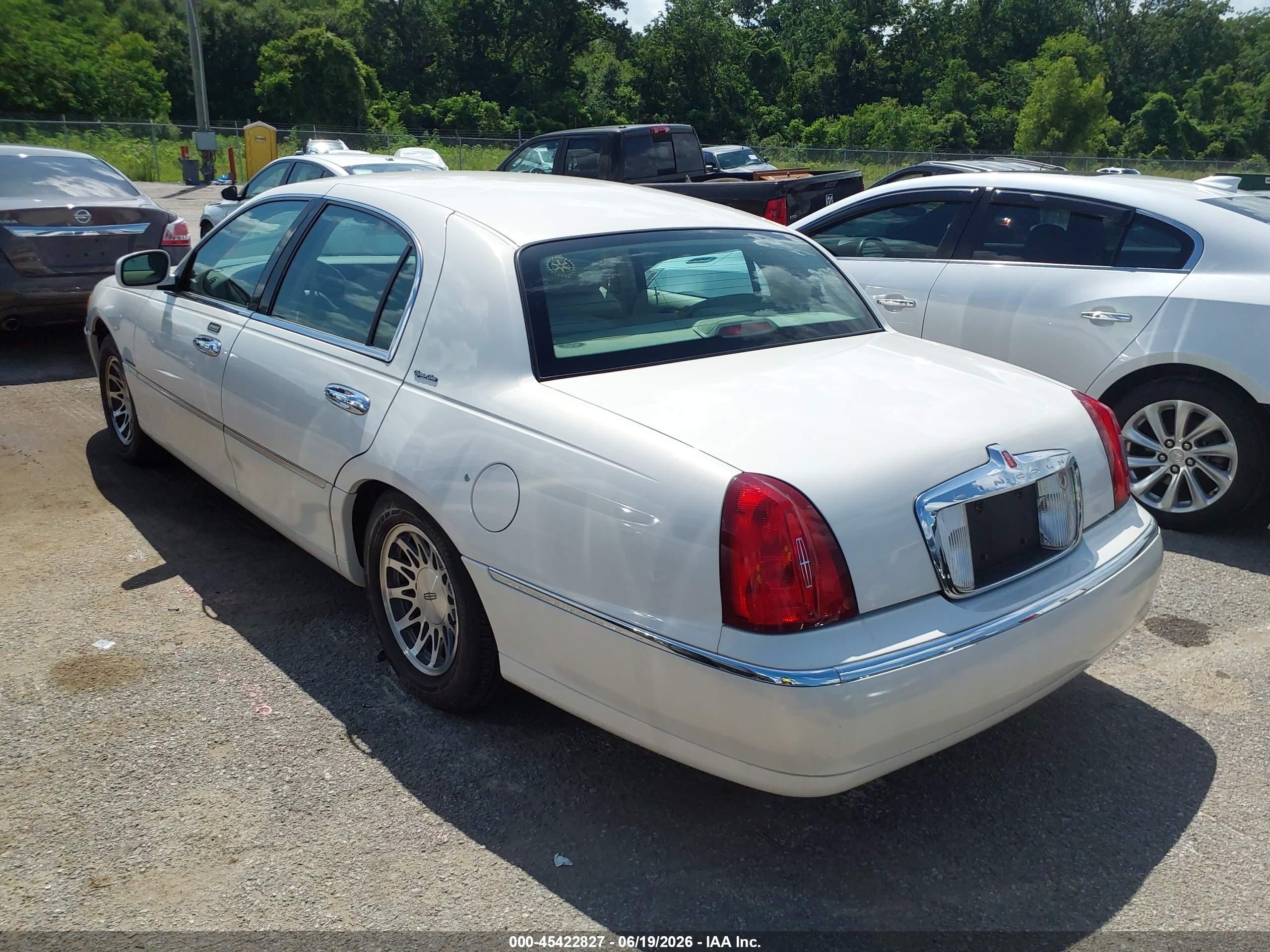 2000 Lincoln Town Car Signature White vin: 1LNHM82W3YY935061