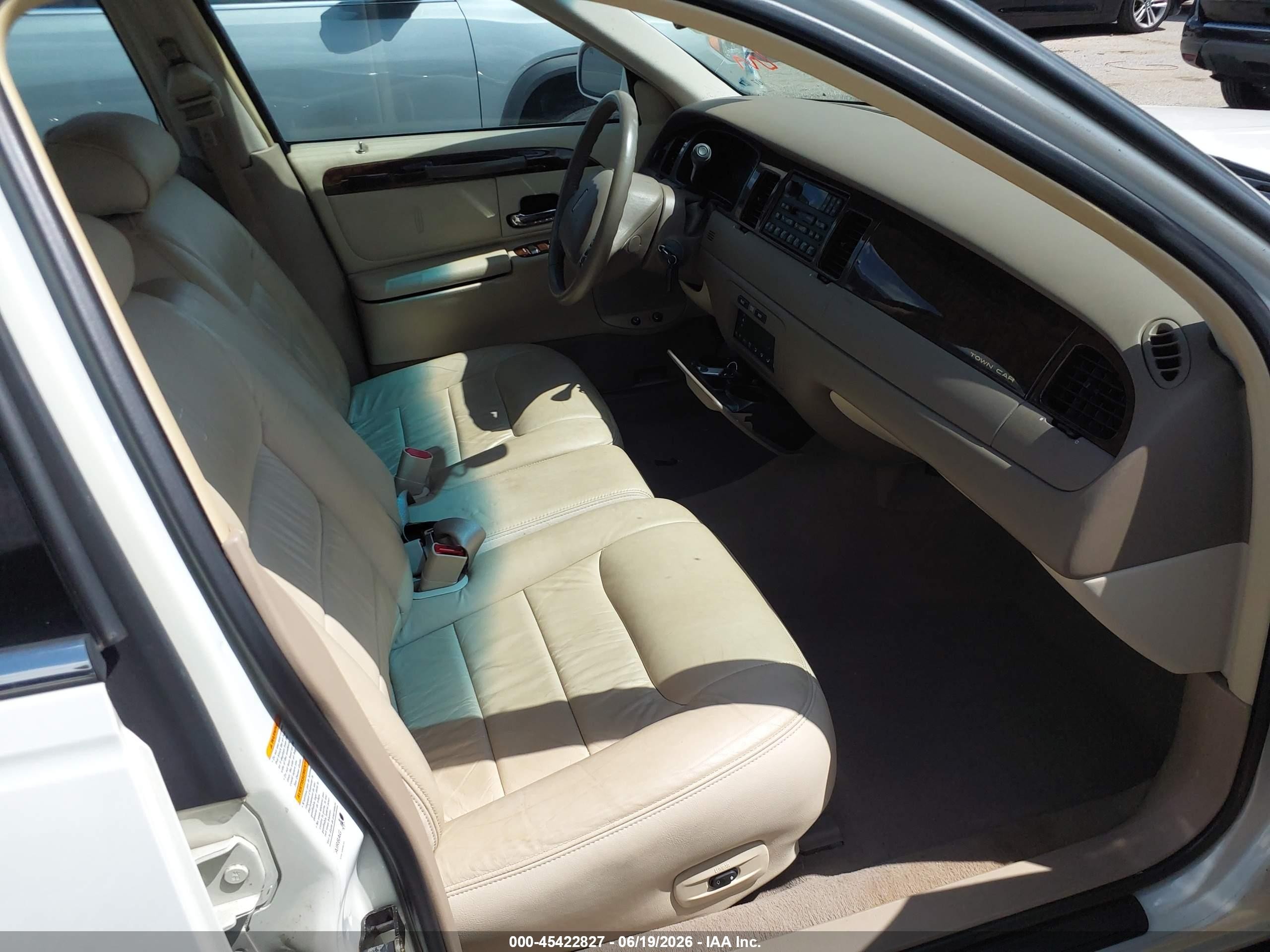 2000 Lincoln Town Car Signature White vin: 1LNHM82W3YY935061