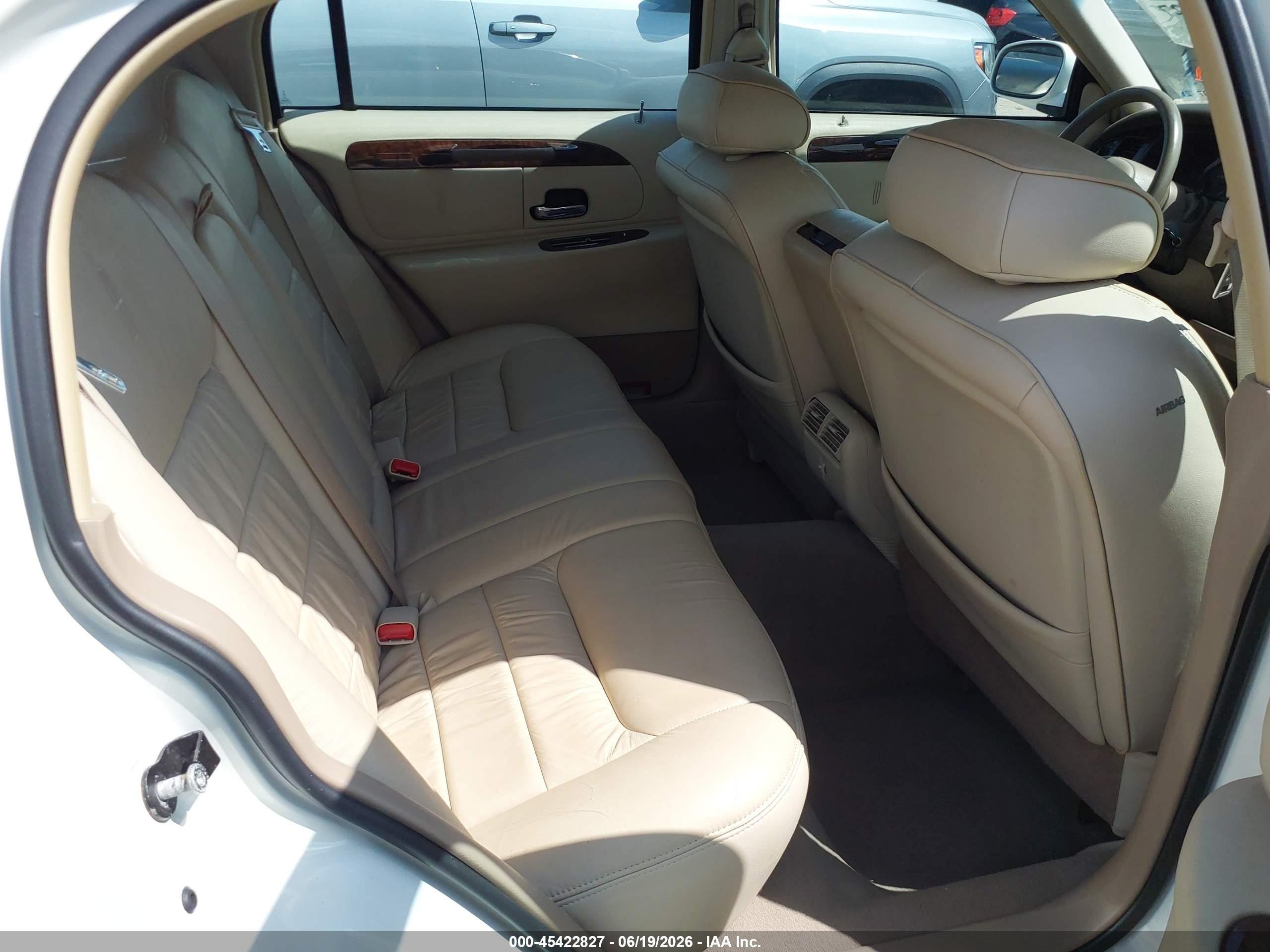 2000 Lincoln Town Car Signature White vin: 1LNHM82W3YY935061