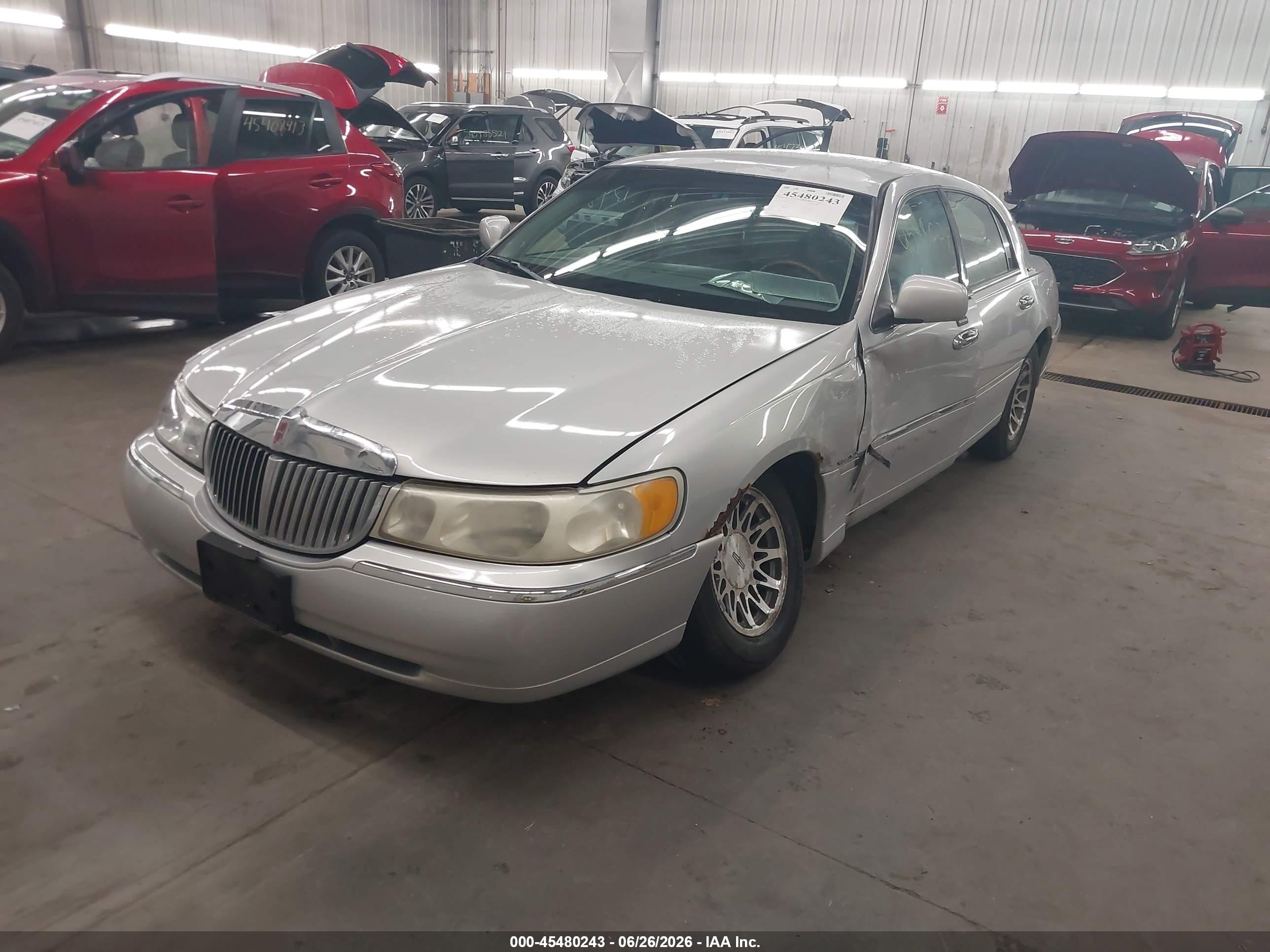 2001 Lincoln Town Car Signature Silver vin: 1LNHM82W41Y689434