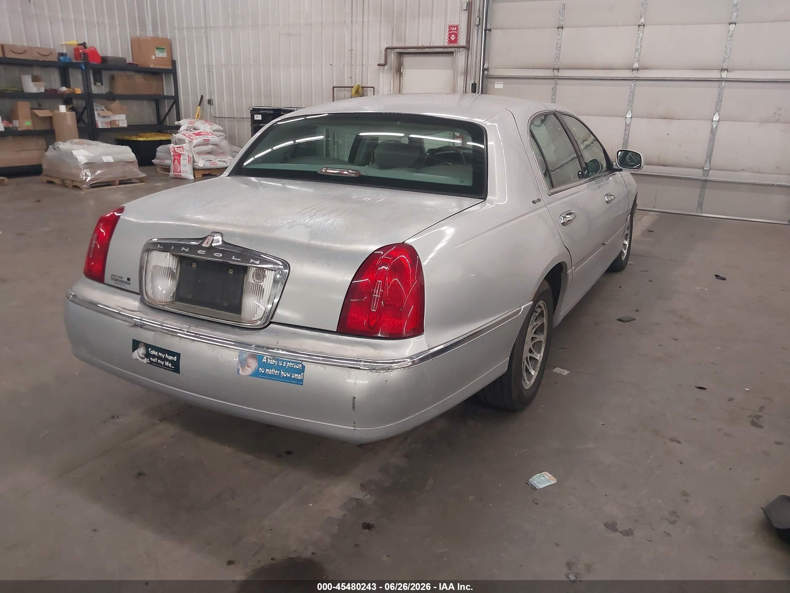 2001 Lincoln Town Car Signature Silver vin: 1LNHM82W41Y689434