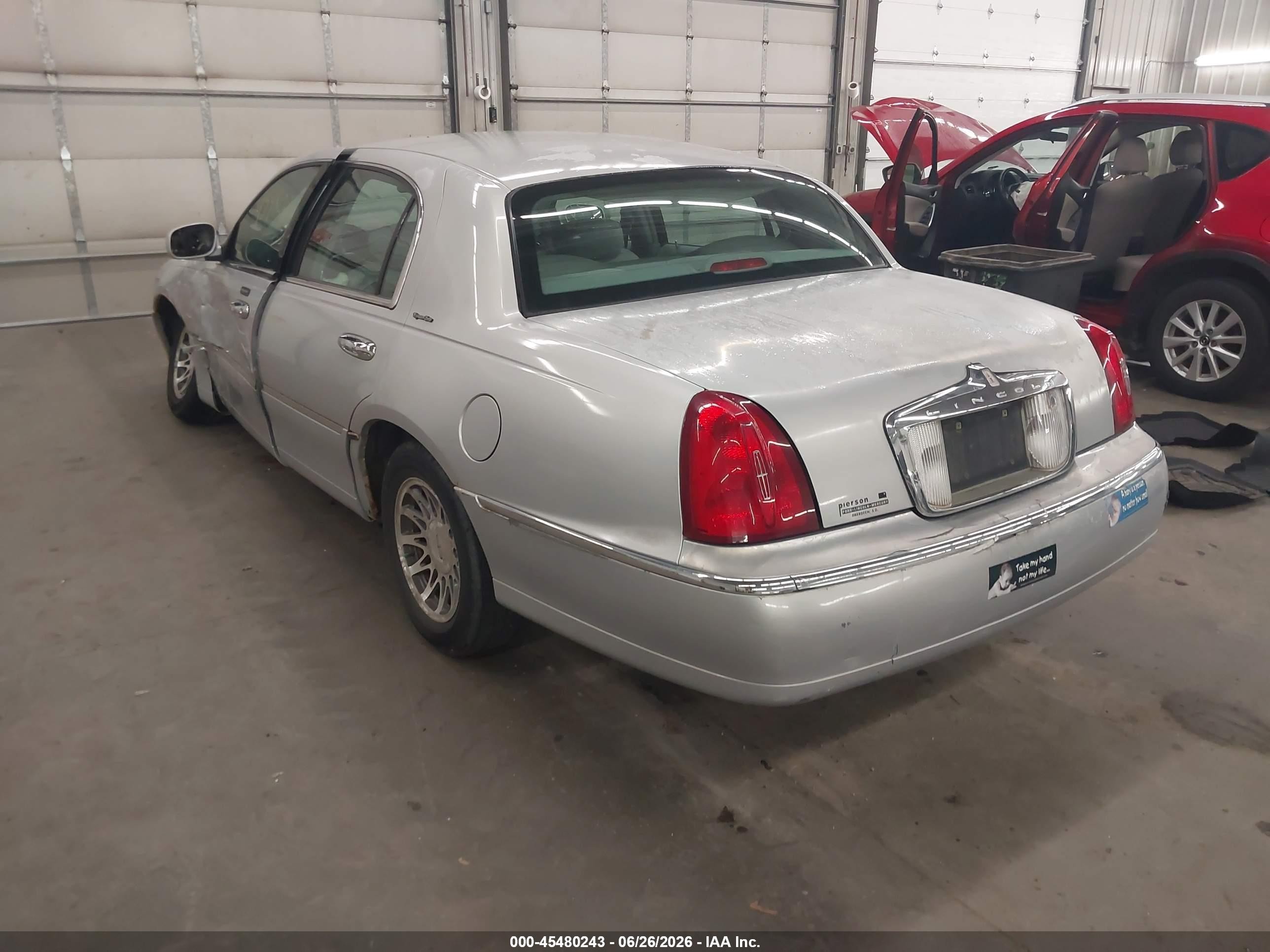 2001 Lincoln Town Car Signature Silver vin: 1LNHM82W41Y689434