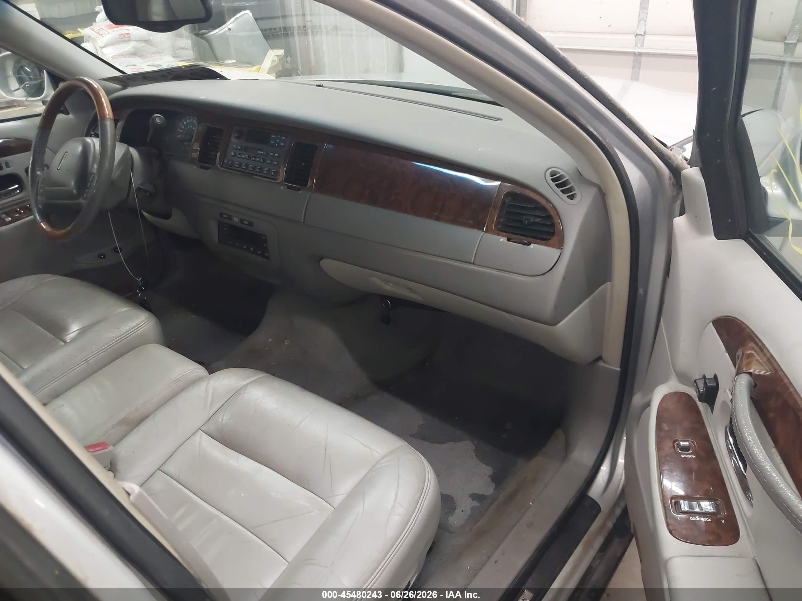 2001 Lincoln Town Car Signature Silver vin: 1LNHM82W41Y689434