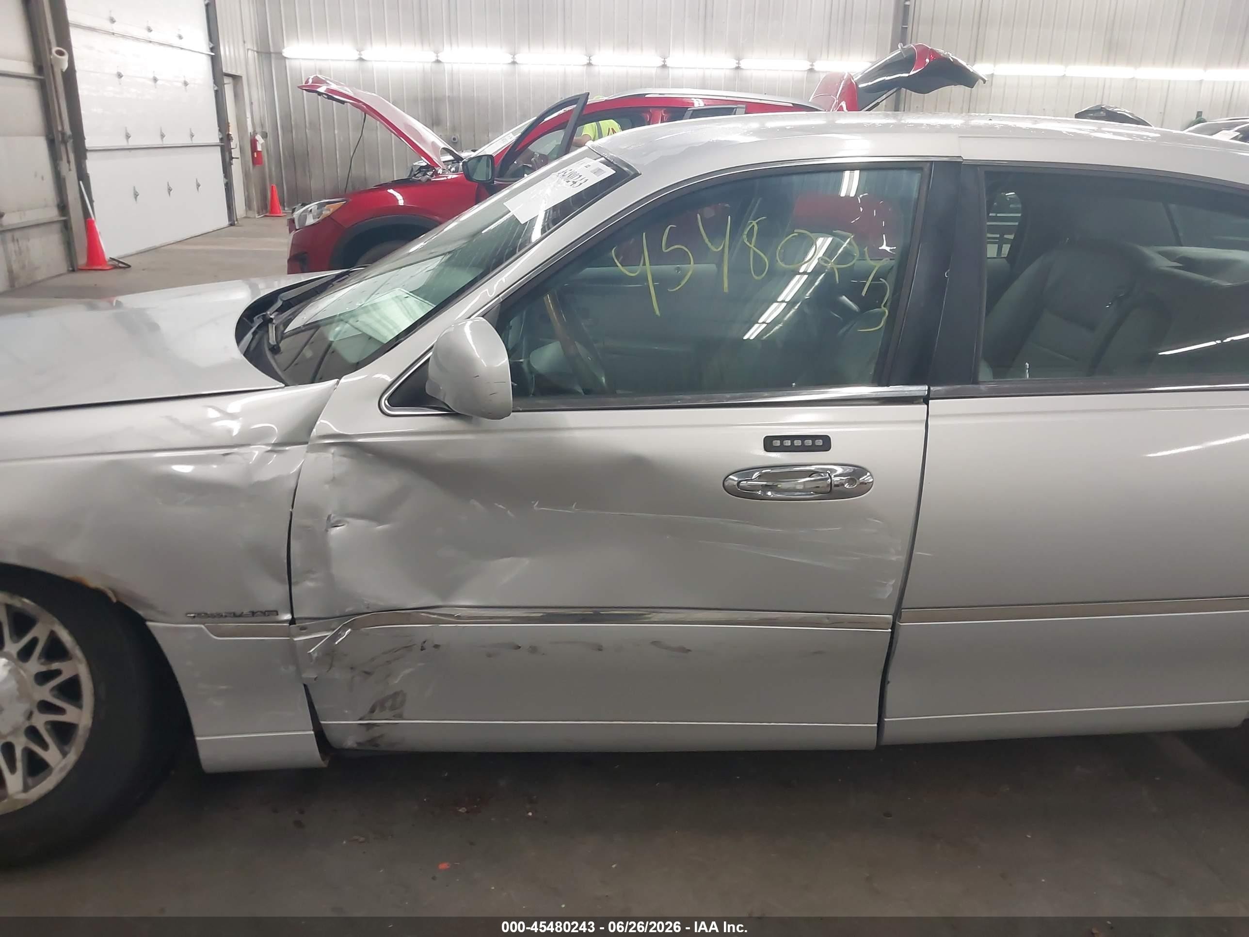 2001 Lincoln Town Car Signature Silver vin: 1LNHM82W41Y689434