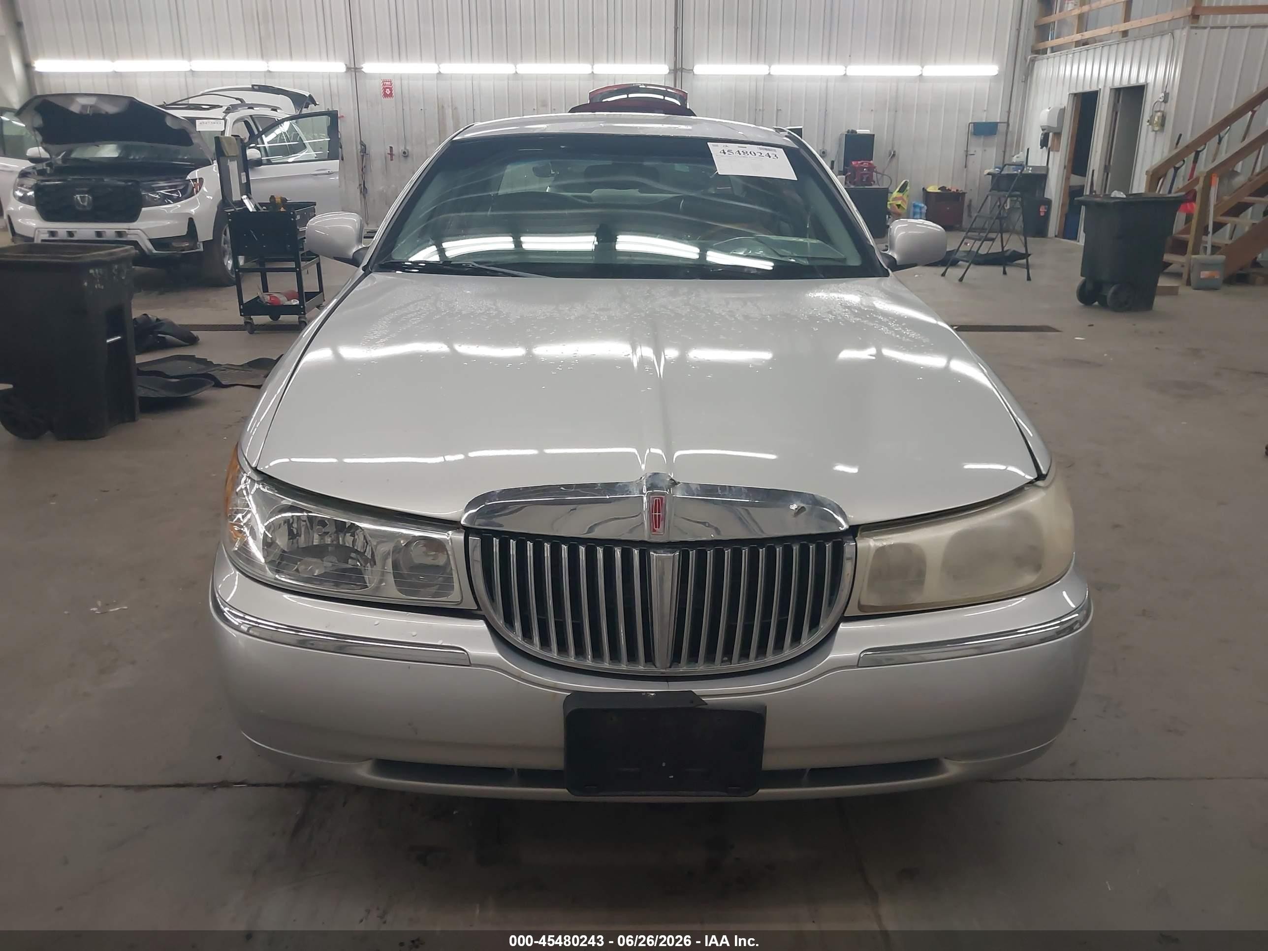 2001 Lincoln Town Car Signature Silver vin: 1LNHM82W41Y689434