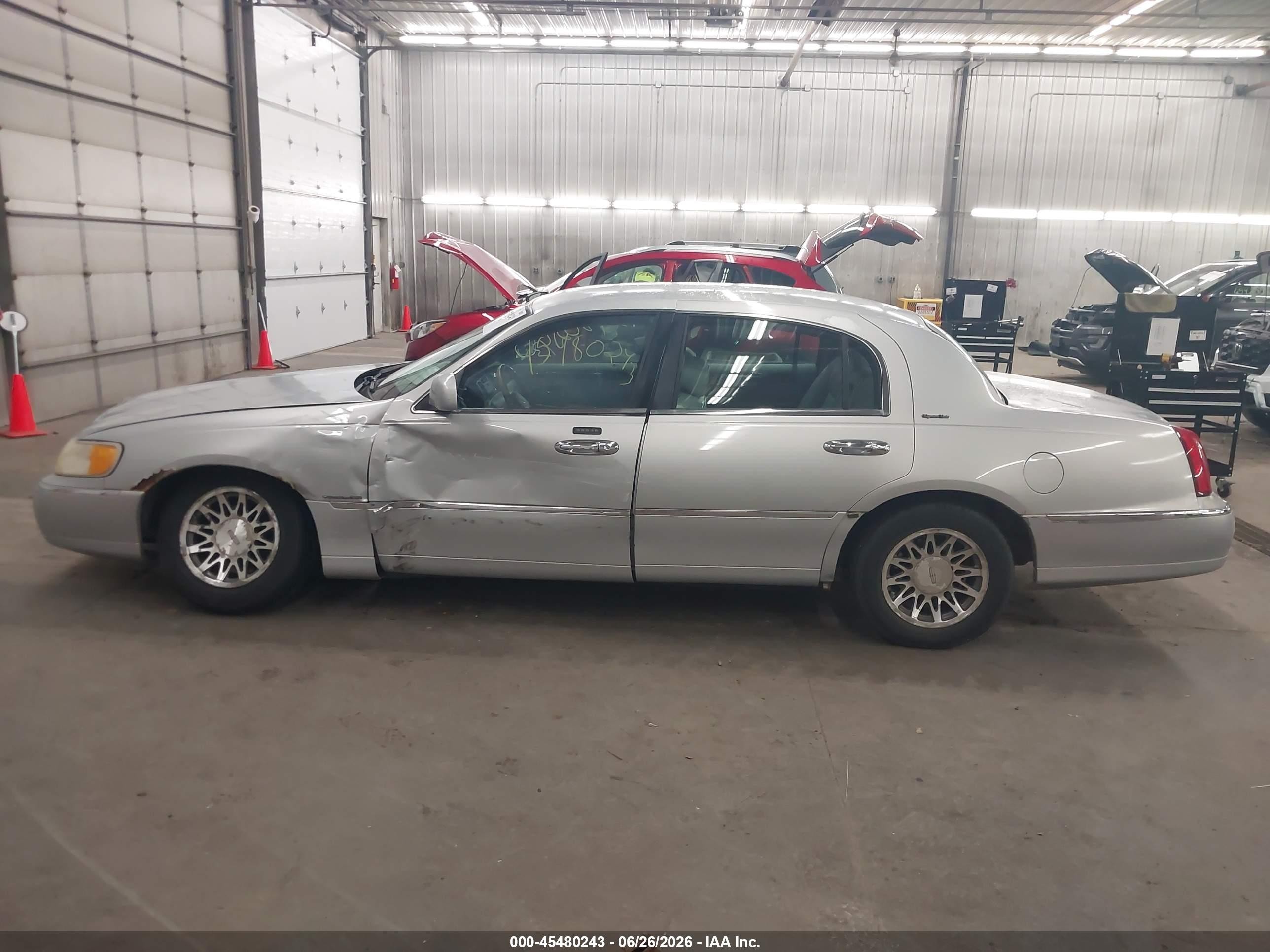 2001 Lincoln Town Car Signature Silver vin: 1LNHM82W41Y689434