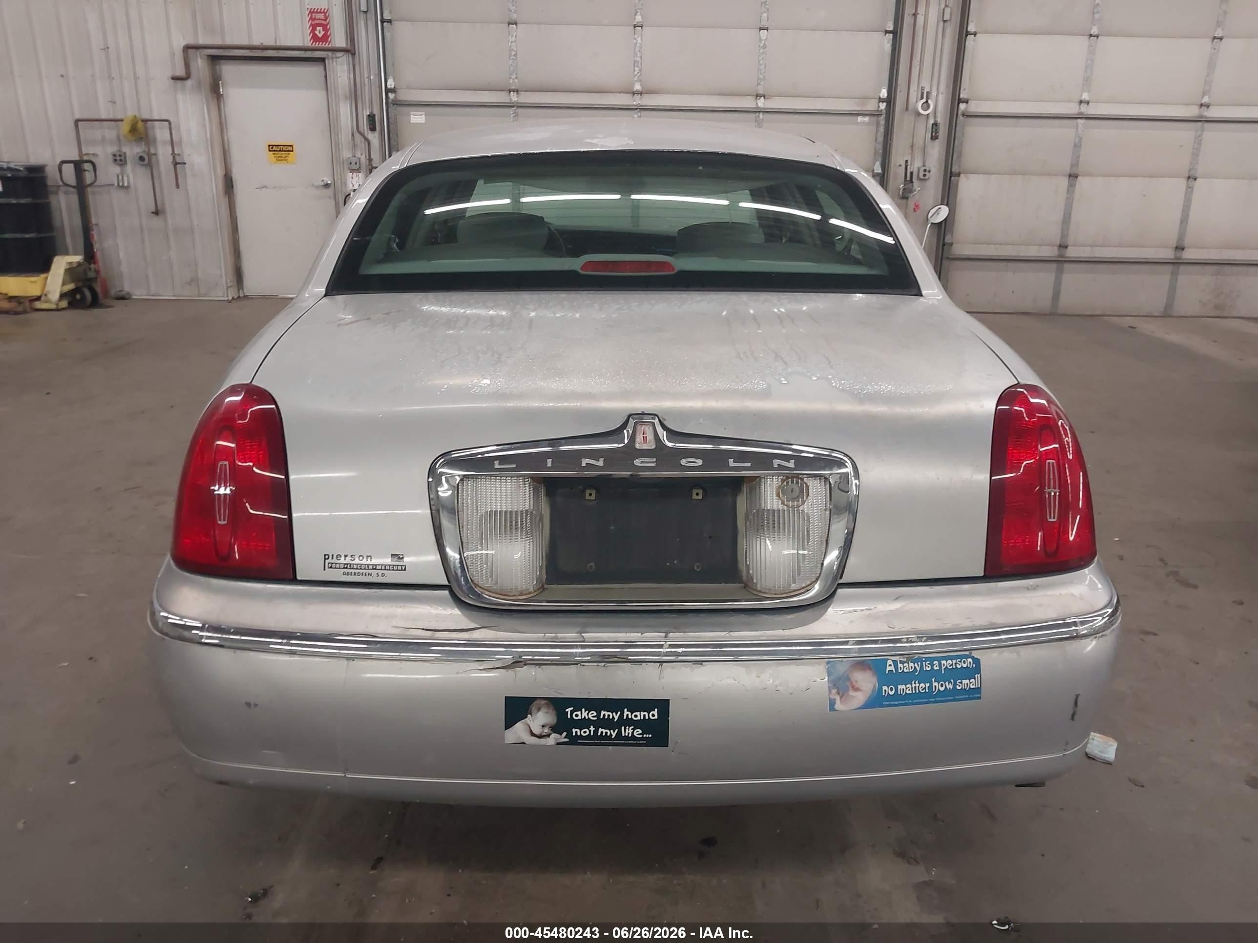 2001 Lincoln Town Car Signature Silver vin: 1LNHM82W41Y689434
