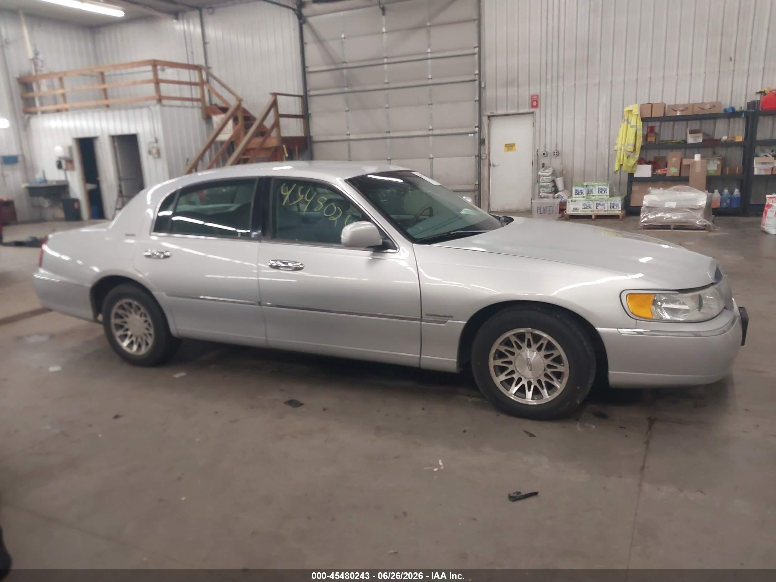 2001 Lincoln Town Car Signature Silver vin: 1LNHM82W41Y689434