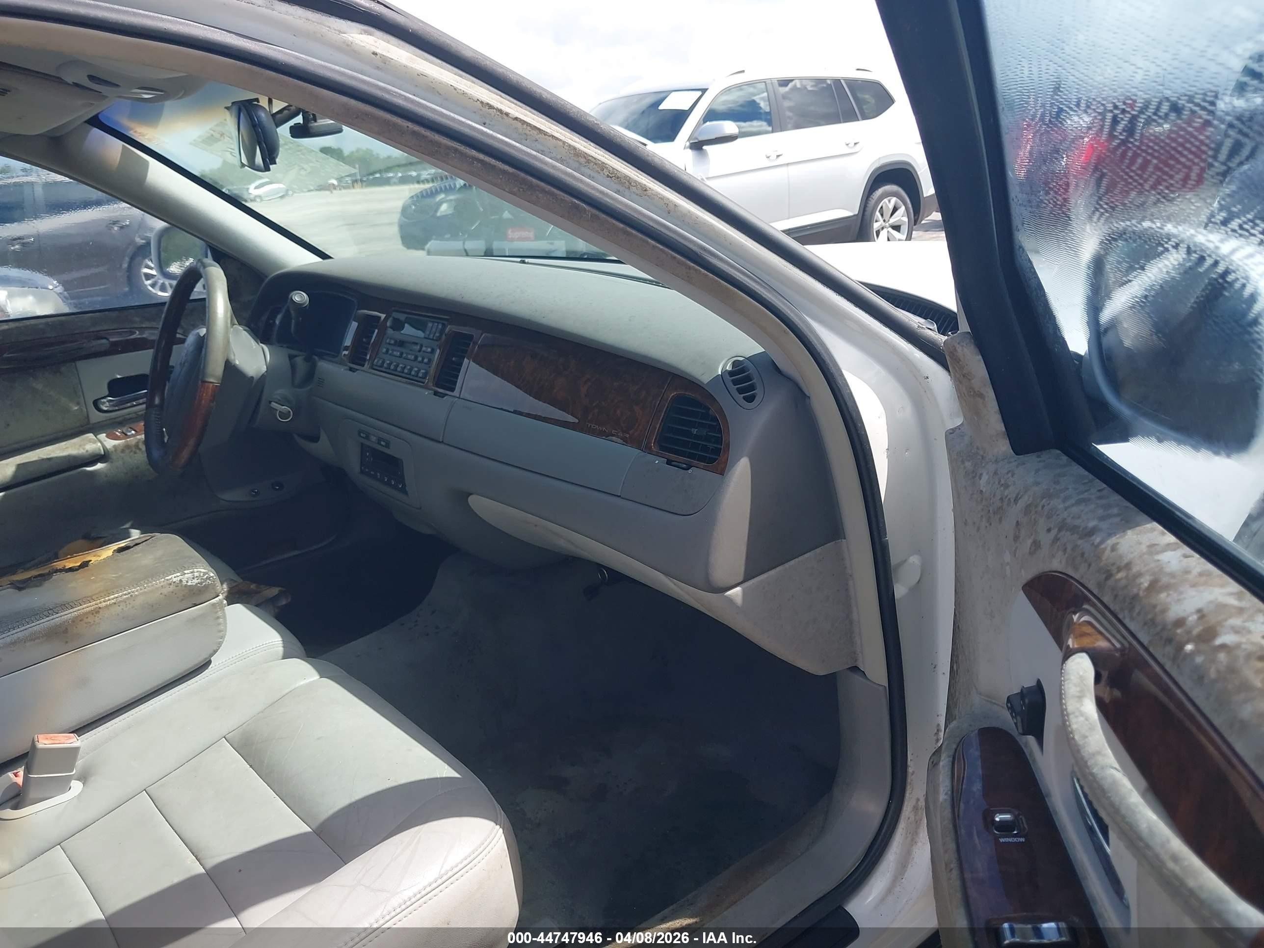 2001 Lincoln Town Car Signature White vin: 1LNHM82W41Y703817