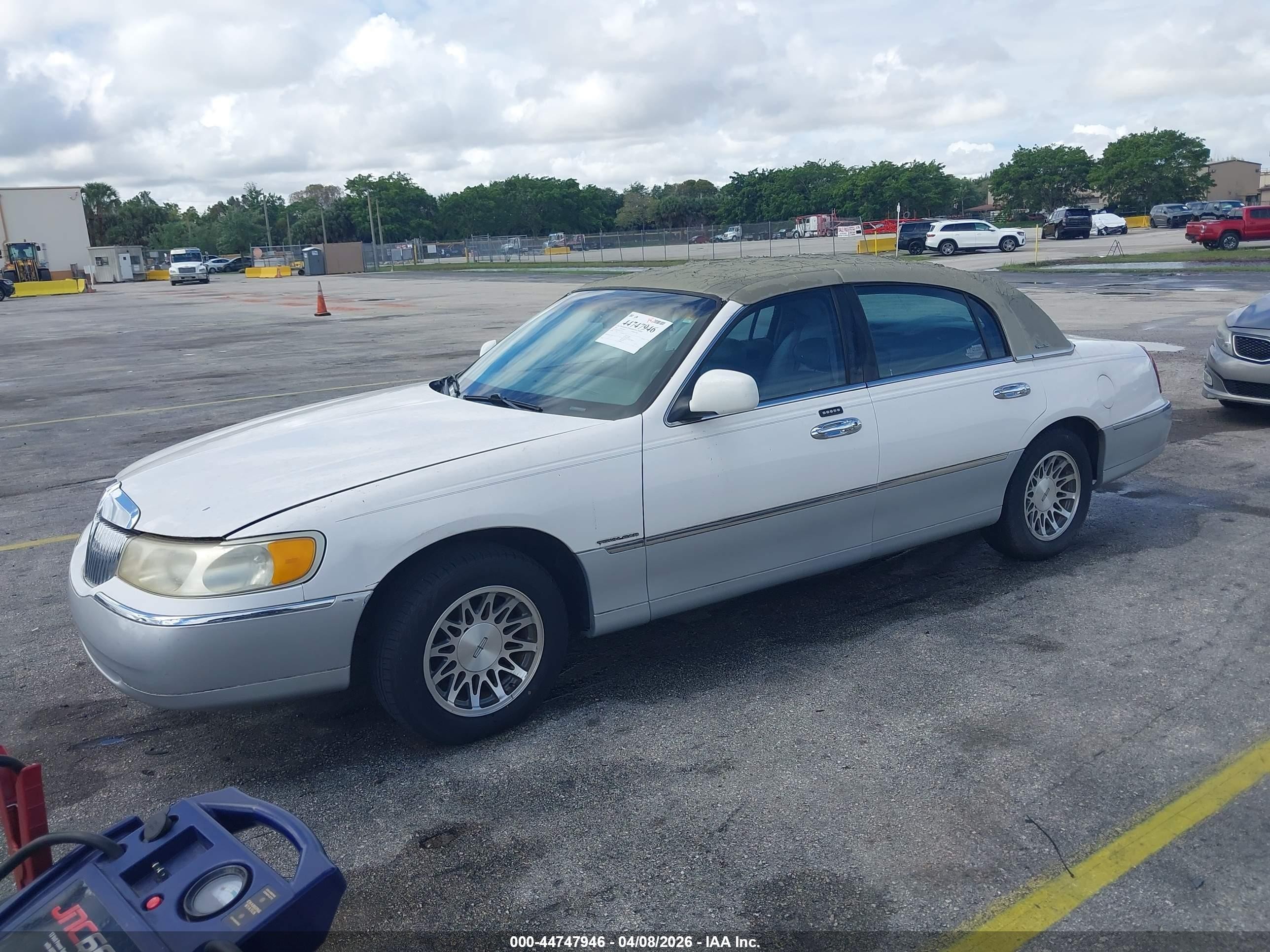 2001 Lincoln Town Car Signature White vin: 1LNHM82W41Y703817