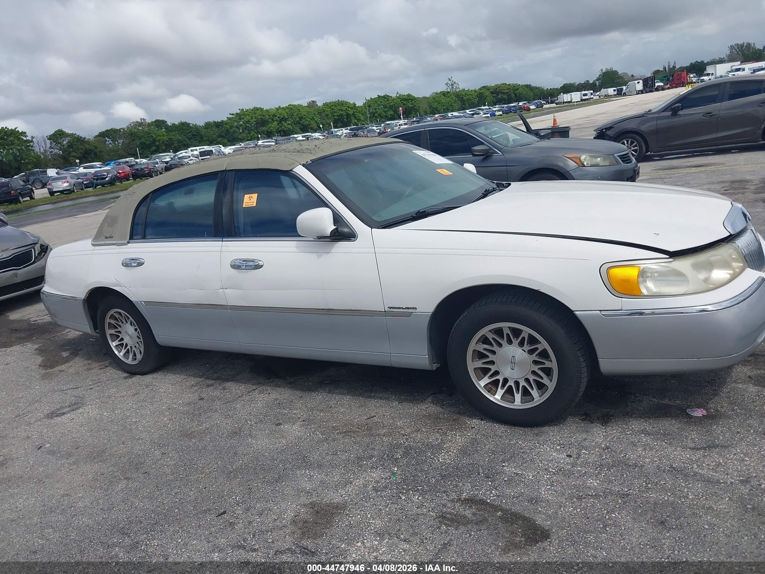 2001 Lincoln Town Car Signature White vin: 1LNHM82W41Y703817