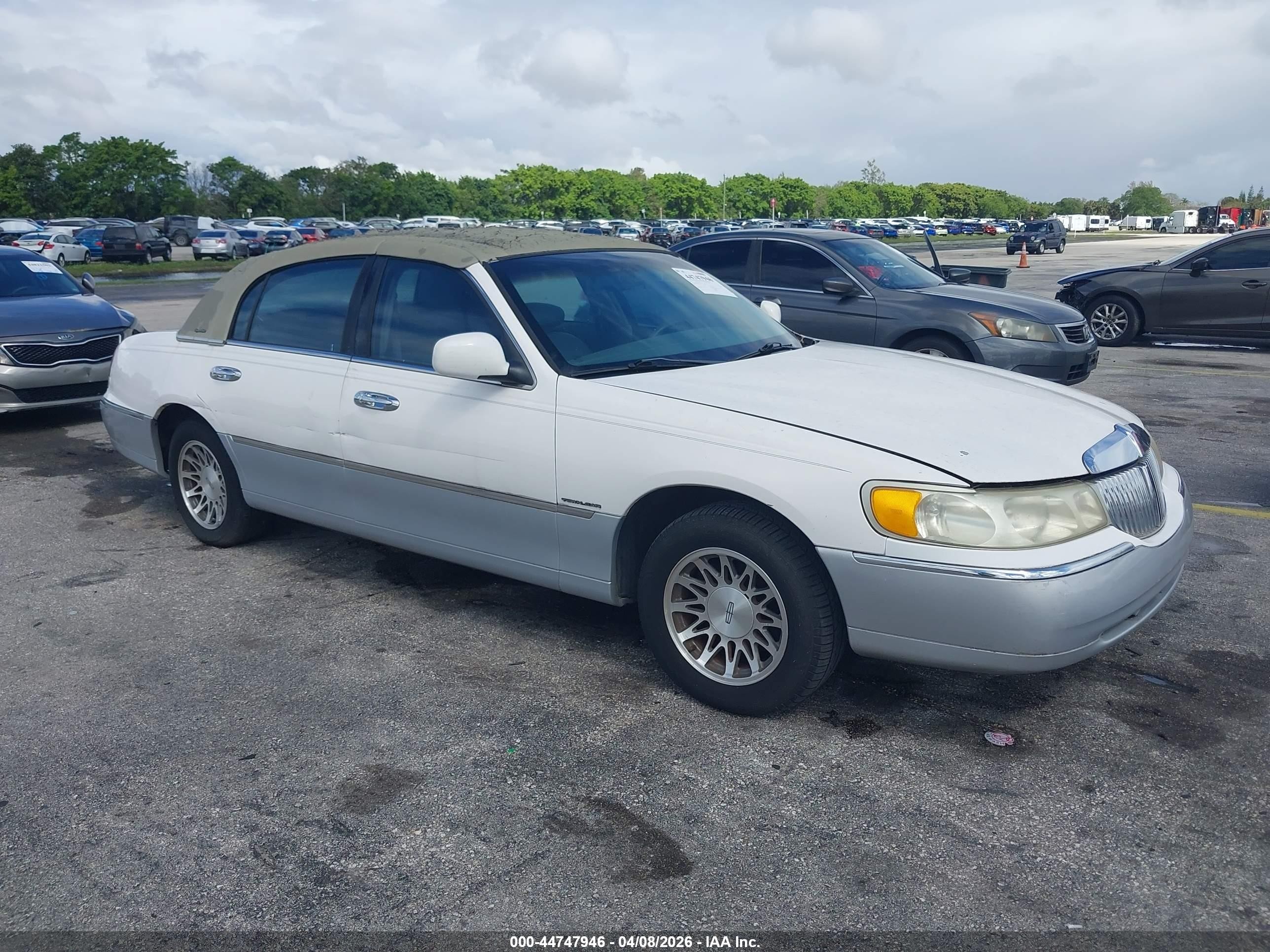 2001 Lincoln Town Car Signature White vin: 1LNHM82W41Y703817