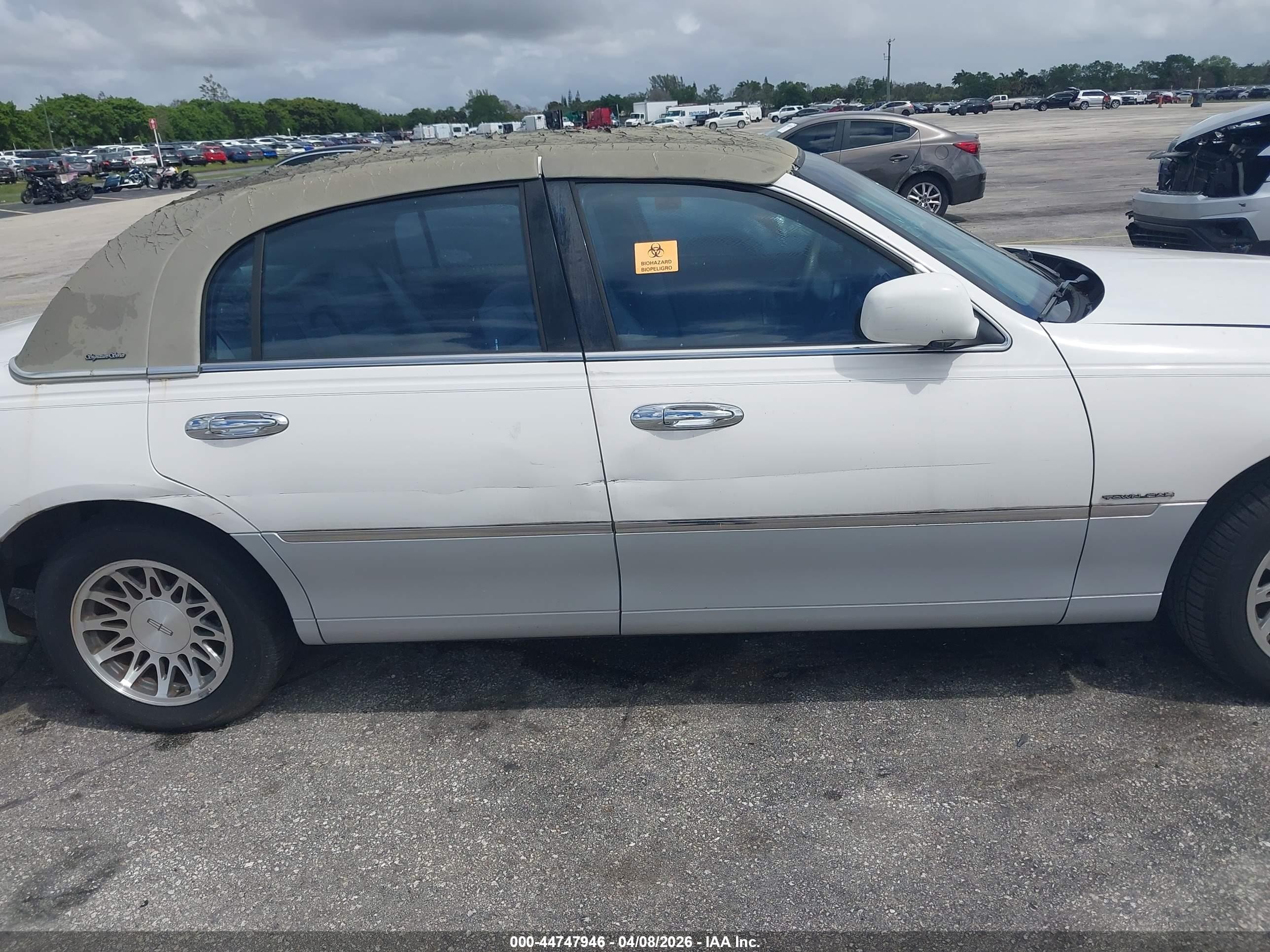 2001 Lincoln Town Car Signature White vin: 1LNHM82W41Y703817
