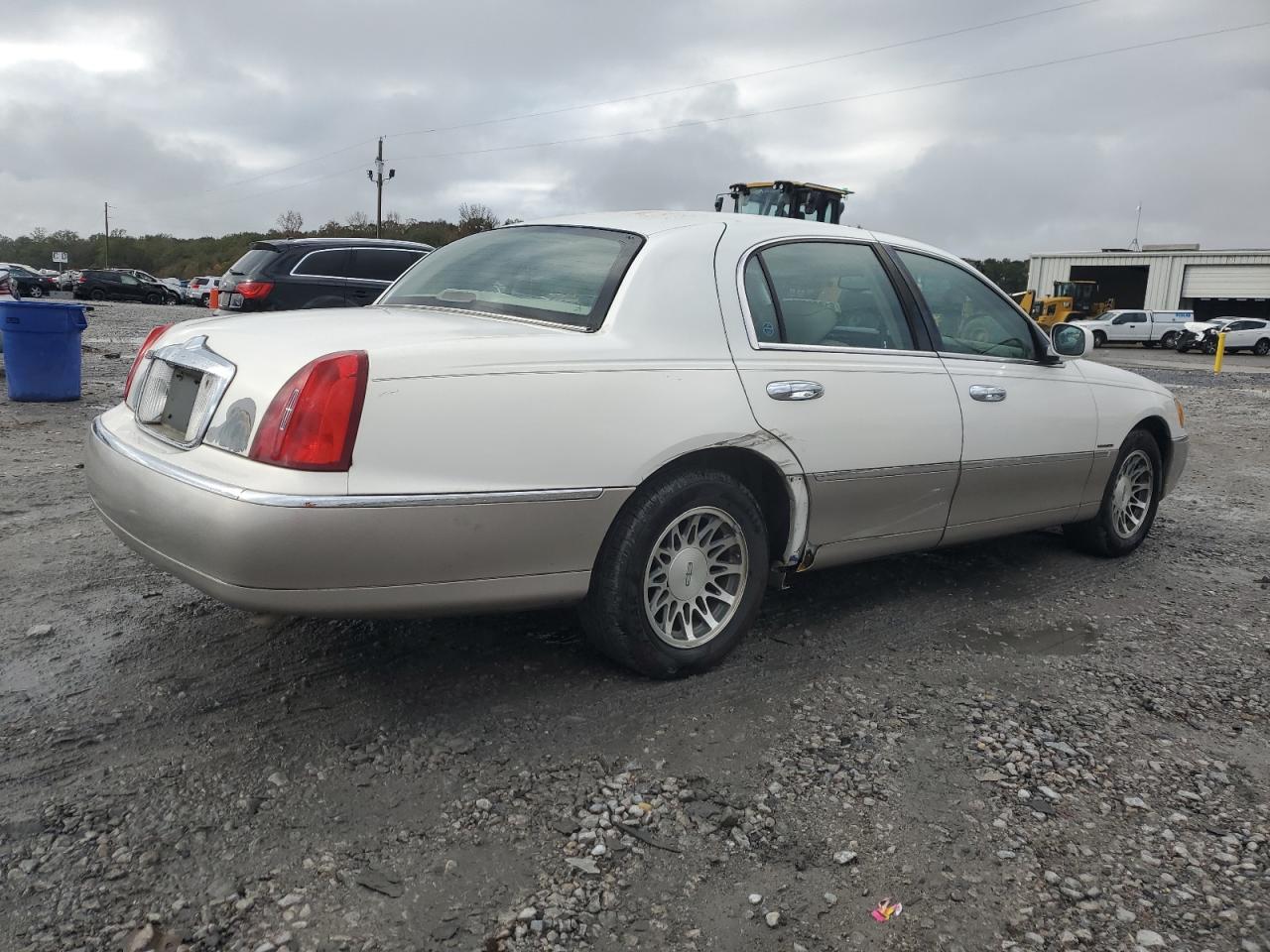 2002 Lincoln Town Car Signature Кремовый vin: 1LNHM82W42Y604531