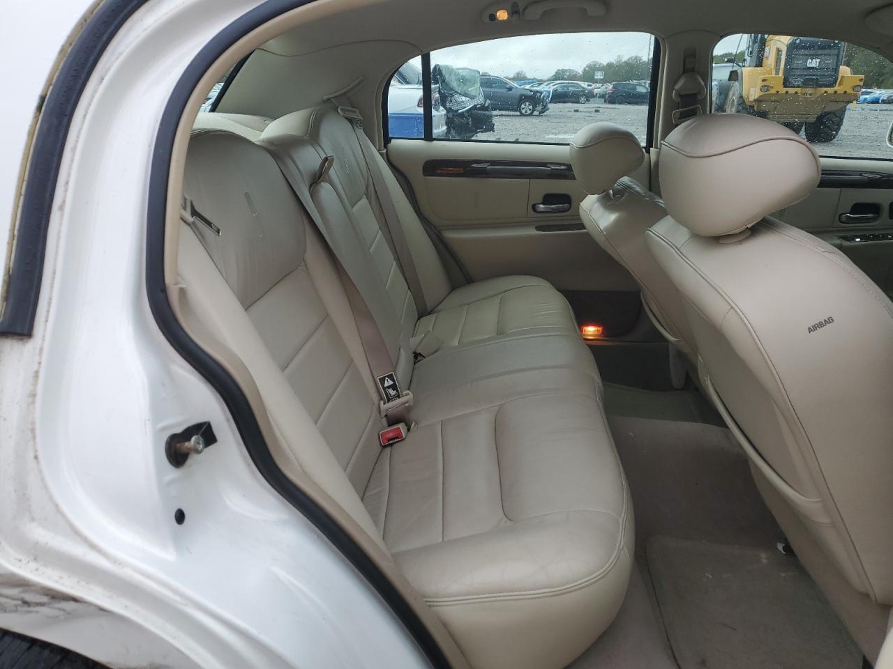 2002 Lincoln Town Car Signature Кремовый vin: 1LNHM82W42Y604531