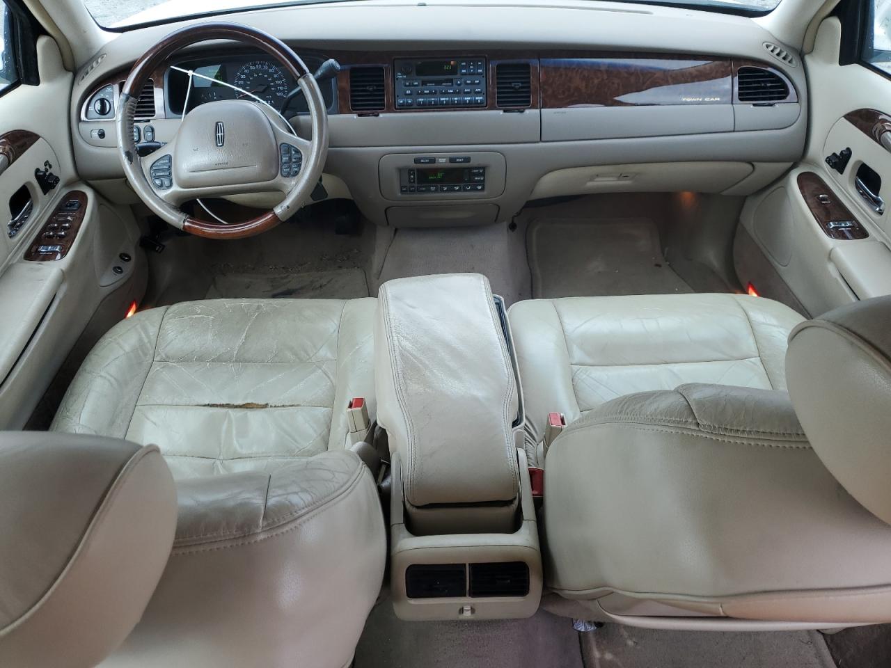 2002 Lincoln Town Car Signature Кремовый vin: 1LNHM82W42Y604531