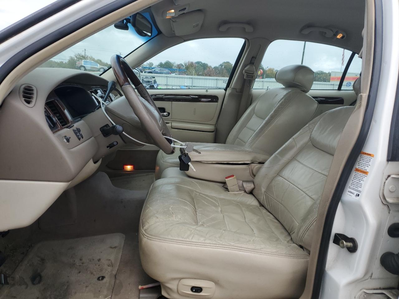 2002 Lincoln Town Car Signature Кремовый vin: 1LNHM82W42Y604531