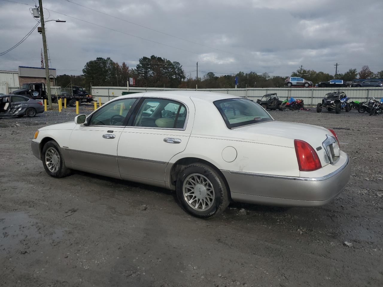 2002 Lincoln Town Car Signature Кремовый vin: 1LNHM82W42Y604531