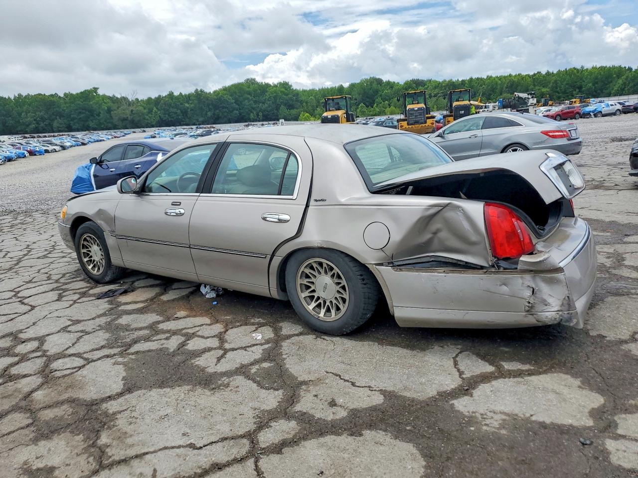 2002 Lincoln Town Car Tan vin: 1LNHM82W42Y611866