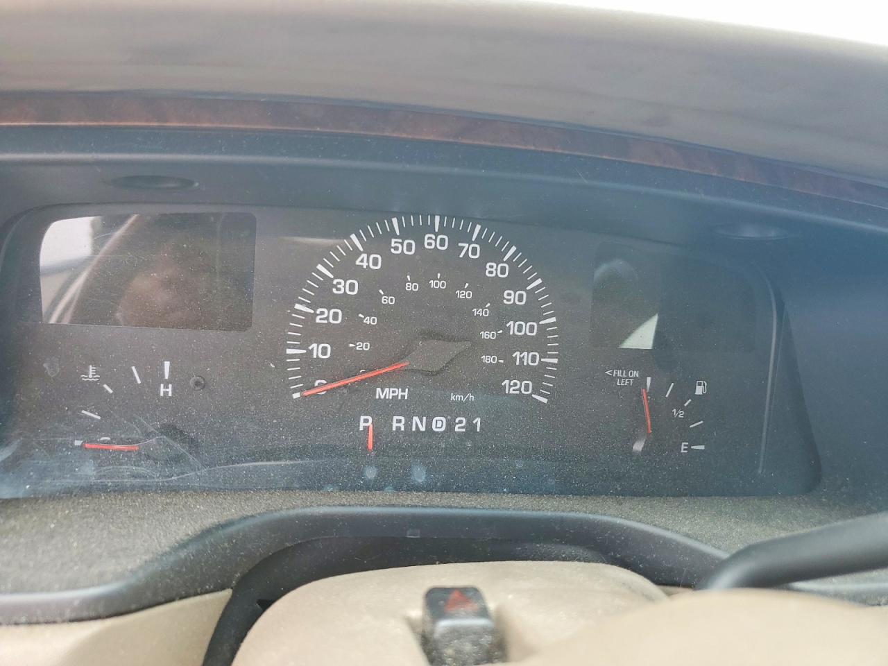 2002 Lincoln Town Car Tan vin: 1LNHM82W42Y611866