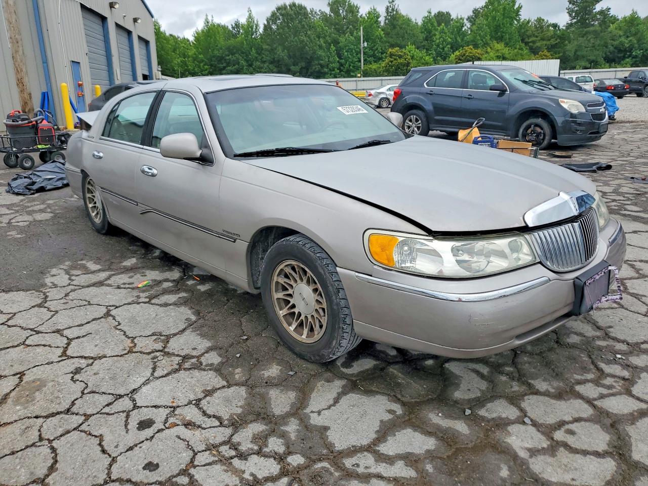 2002 Lincoln Town Car Tan vin: 1LNHM82W42Y611866