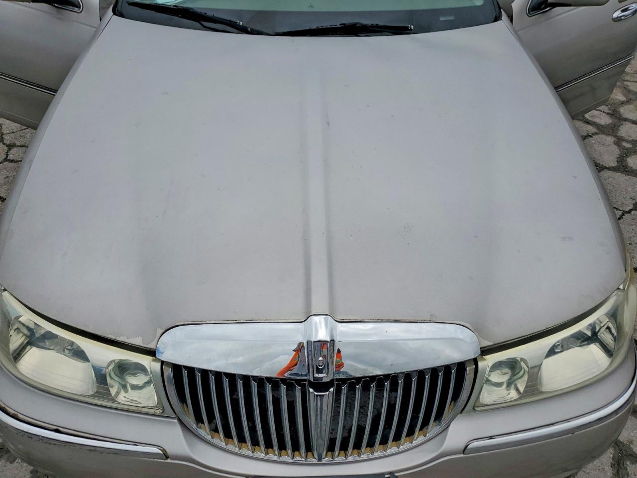 2002 Lincoln Town Car Tan vin: 1LNHM82W42Y611866