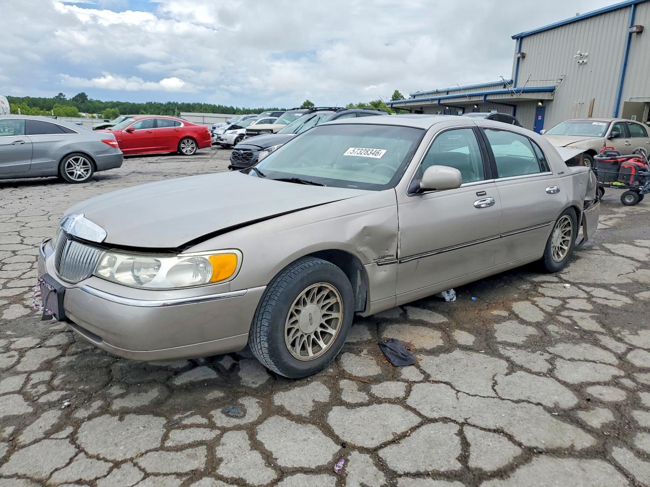 2002 Lincoln Town Car Tan vin: 1LNHM82W42Y611866
