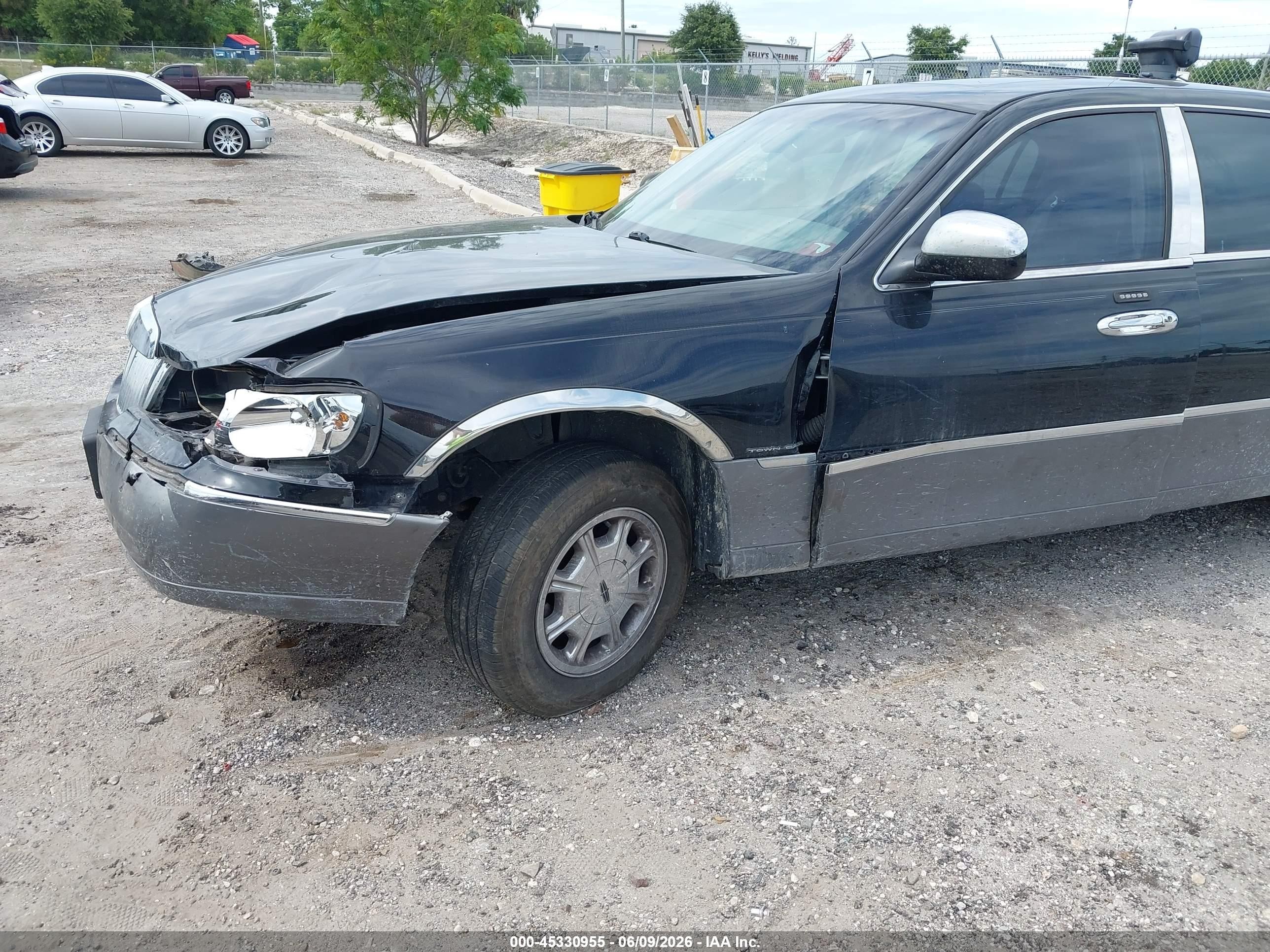 2002 Lincoln Town Car Signature Black vin: 1LNHM82W42Y667421