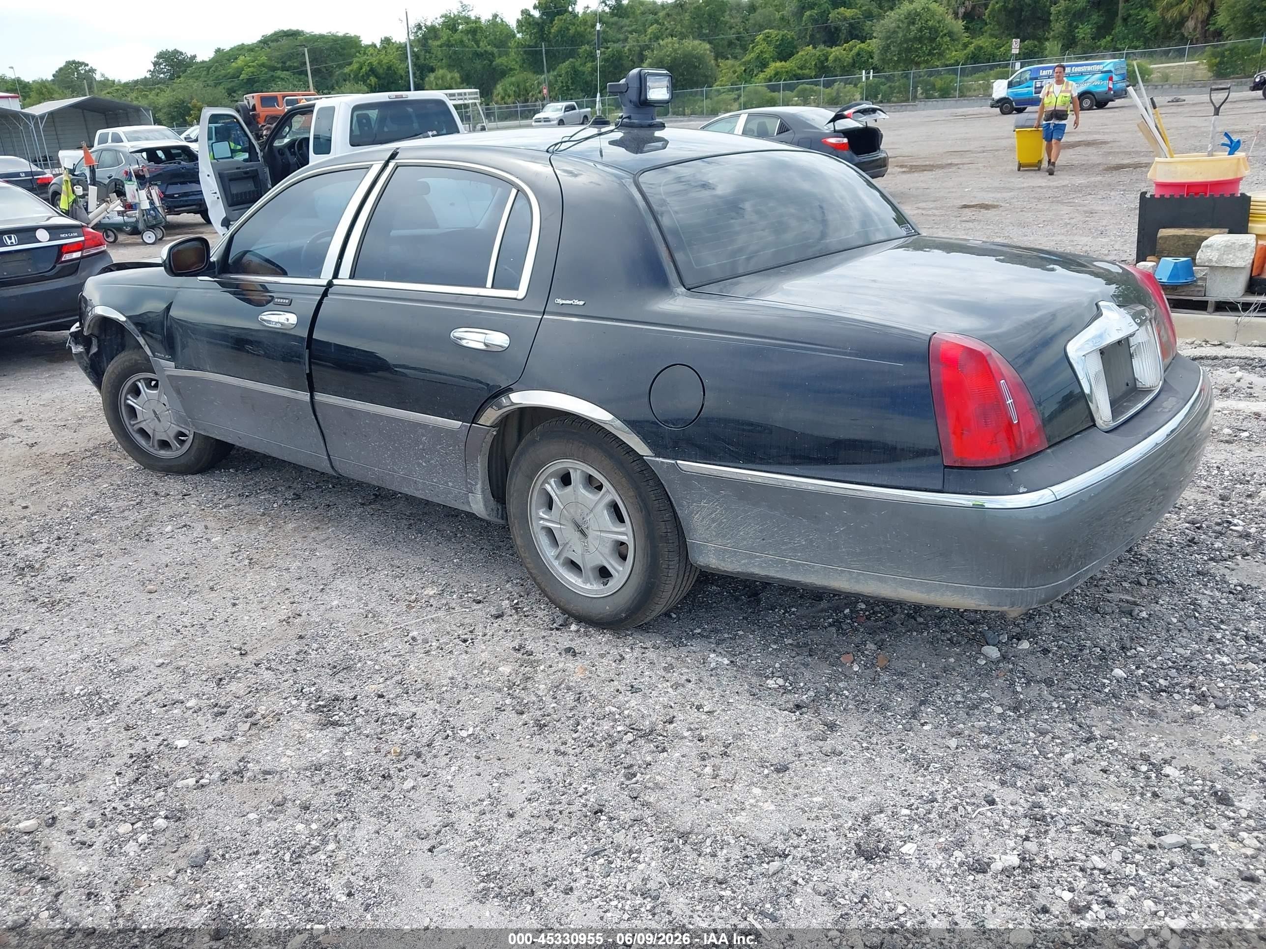 2002 Lincoln Town Car Signature Black vin: 1LNHM82W42Y667421