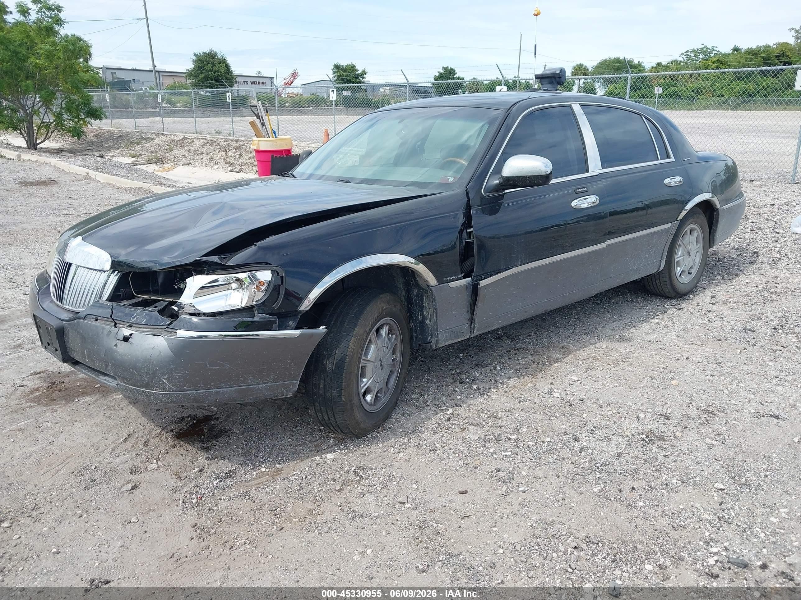 2002 Lincoln Town Car Signature Black vin: 1LNHM82W42Y667421