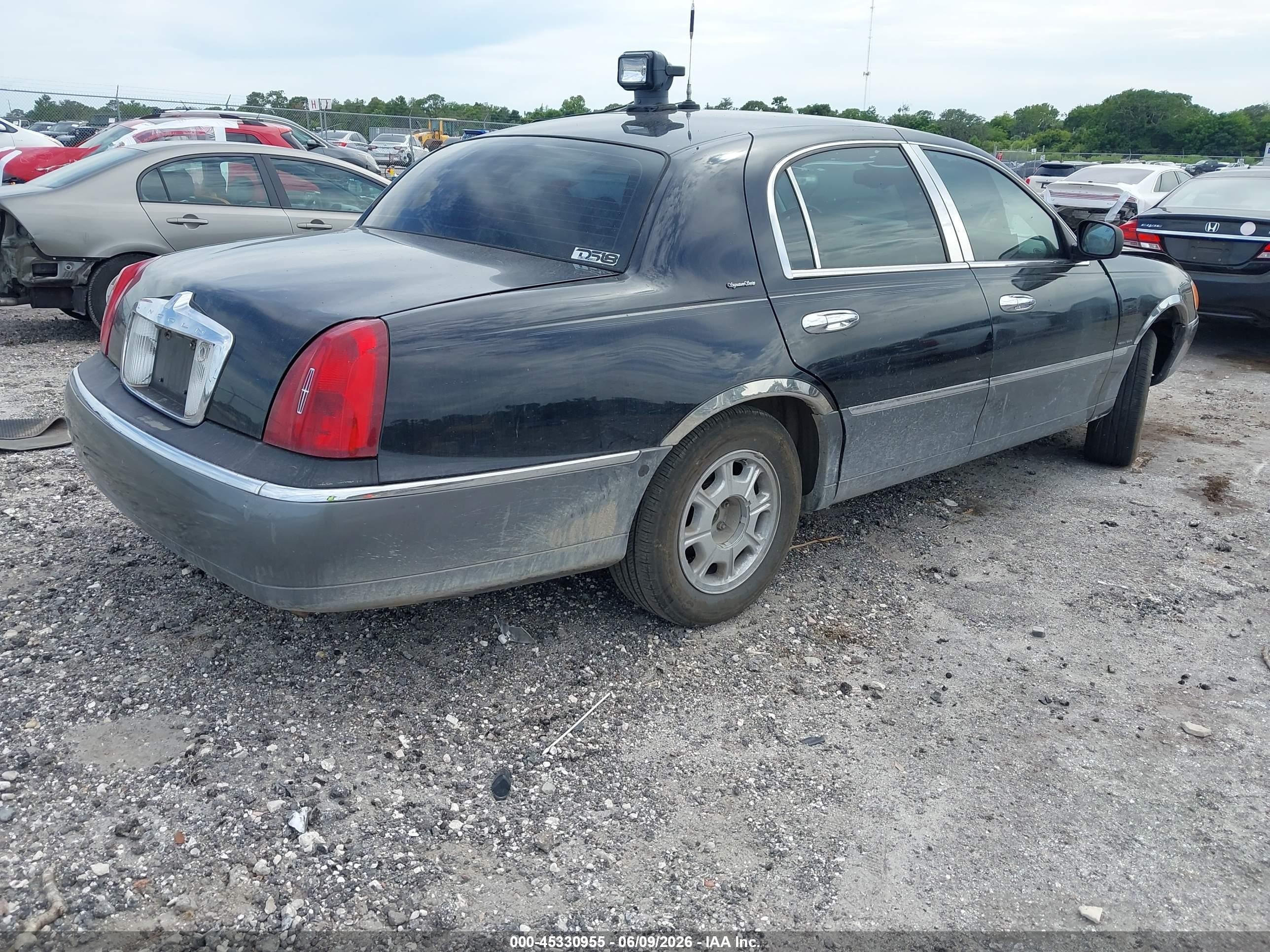 2002 Lincoln Town Car Signature Black vin: 1LNHM82W42Y667421