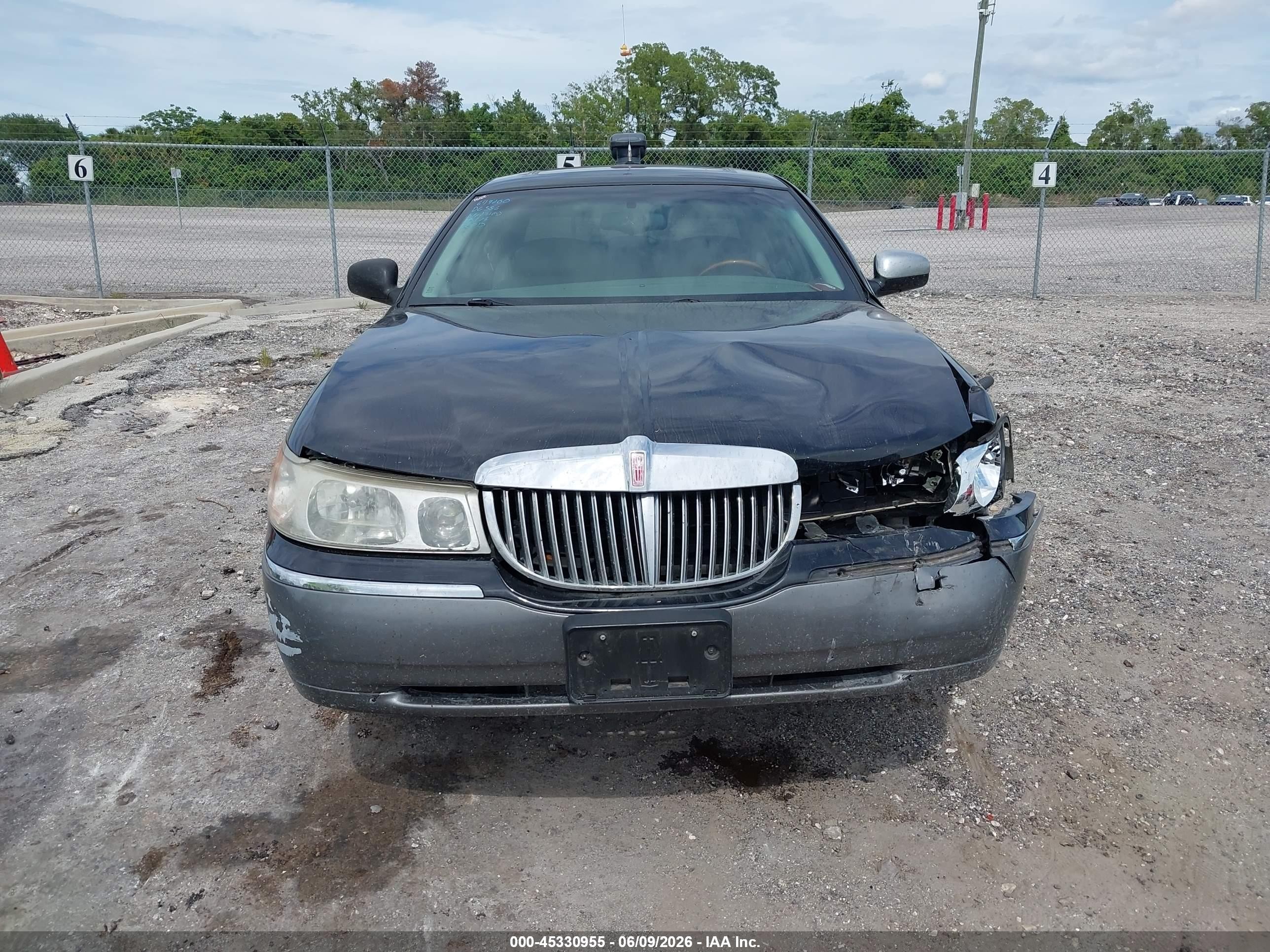 2002 Lincoln Town Car Signature Black vin: 1LNHM82W42Y667421