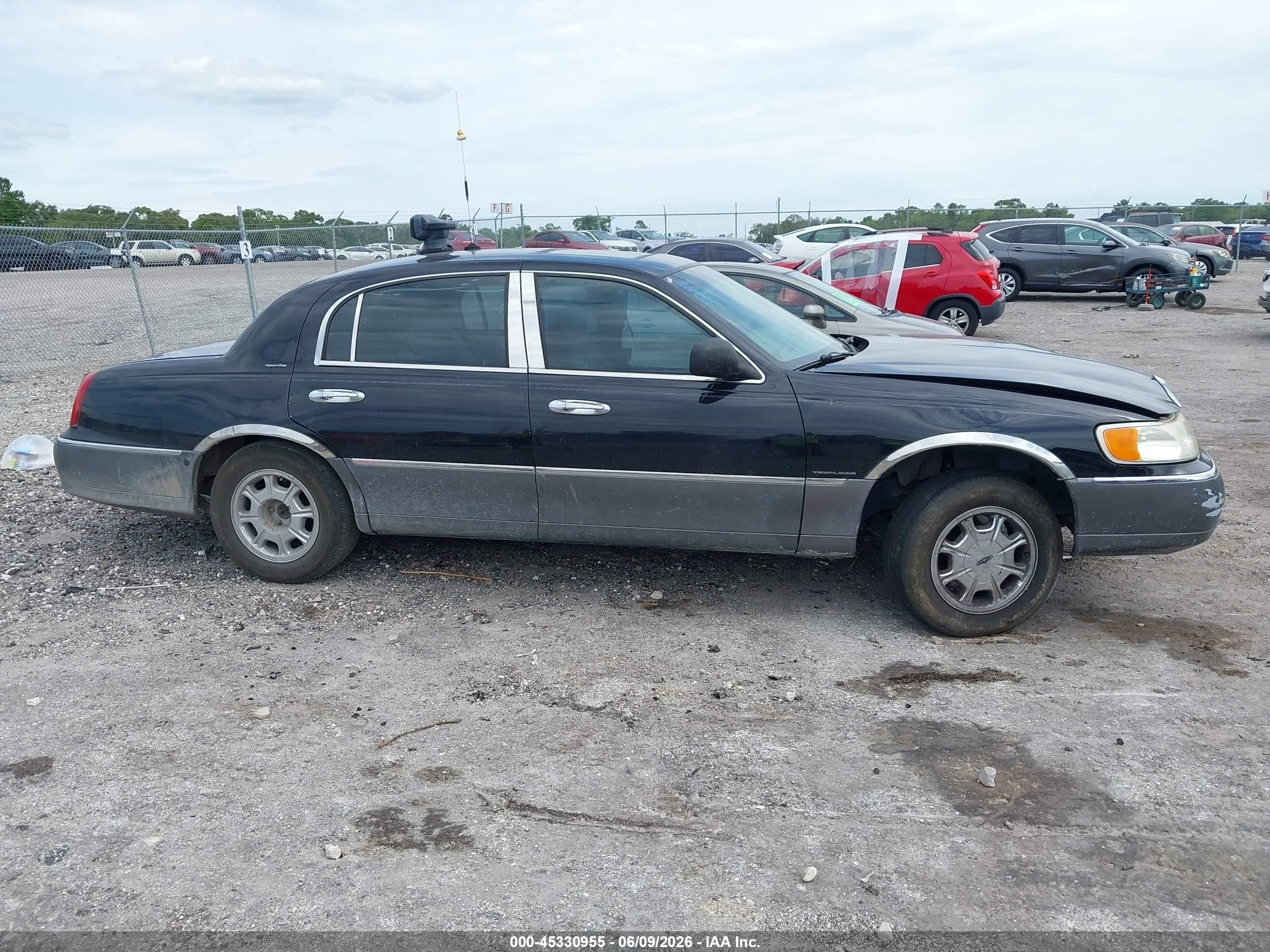 2002 Lincoln Town Car Signature Black vin: 1LNHM82W42Y667421