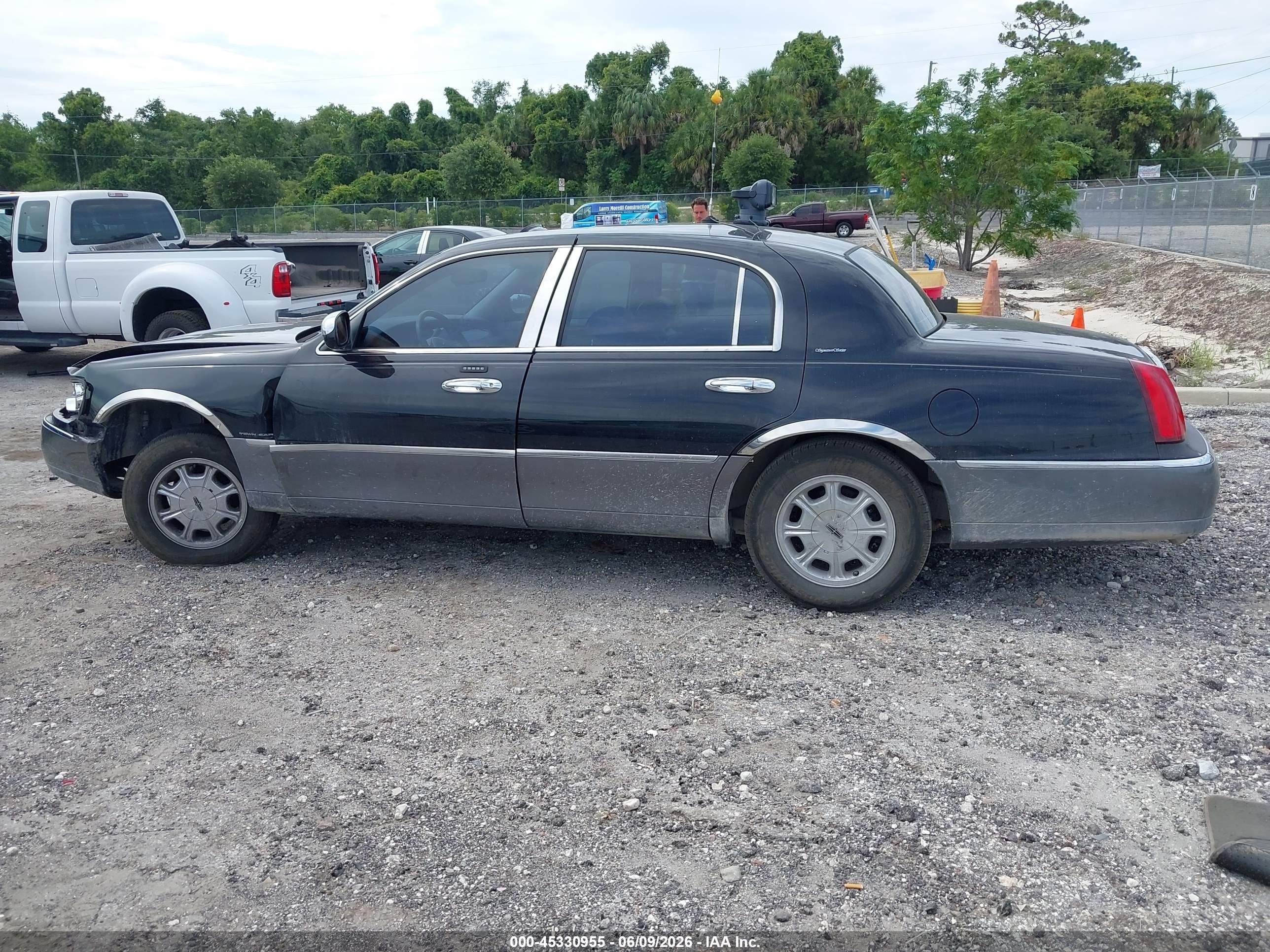 2002 Lincoln Town Car Signature Black vin: 1LNHM82W42Y667421