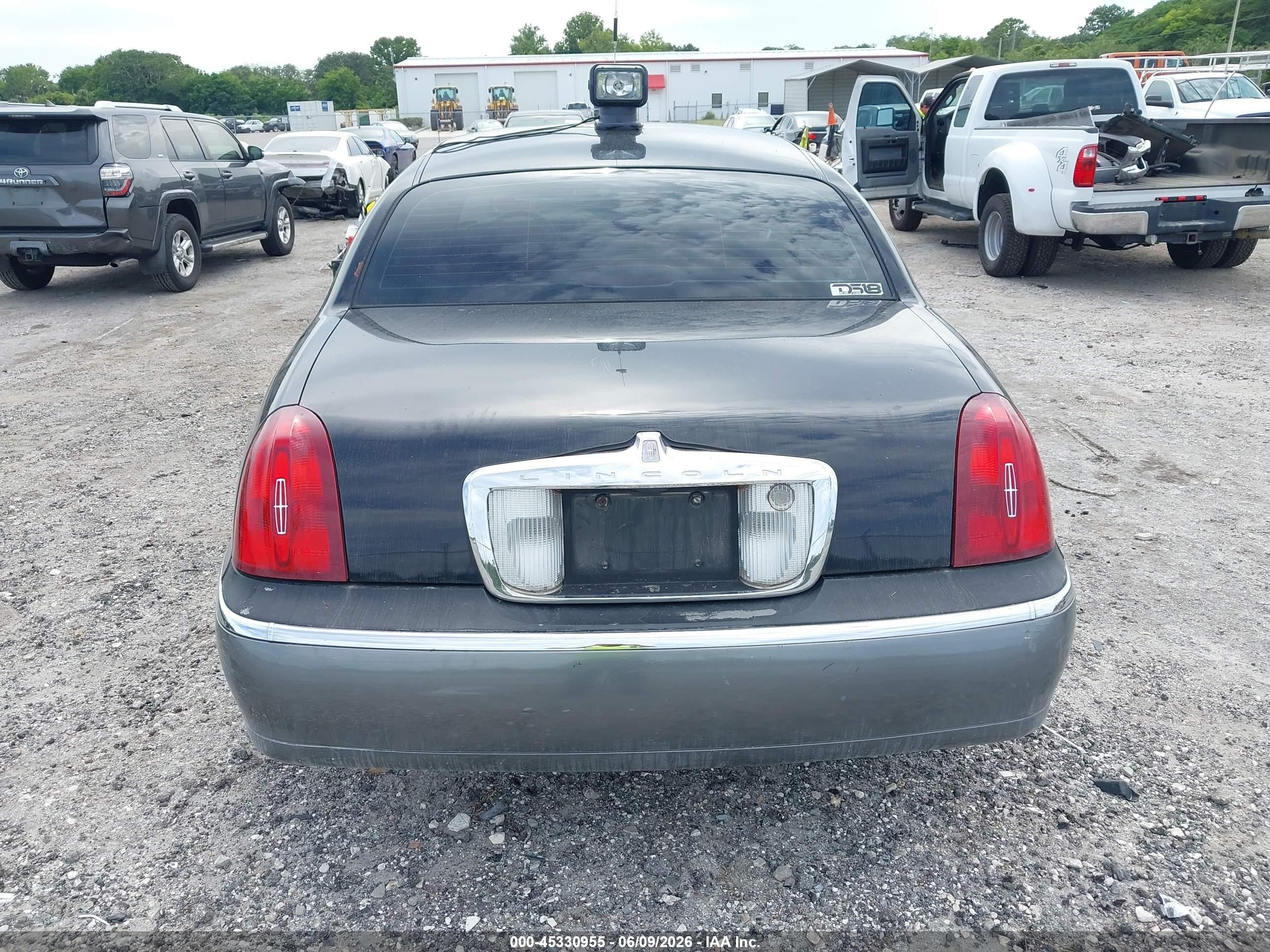 2002 Lincoln Town Car Signature Black vin: 1LNHM82W42Y667421