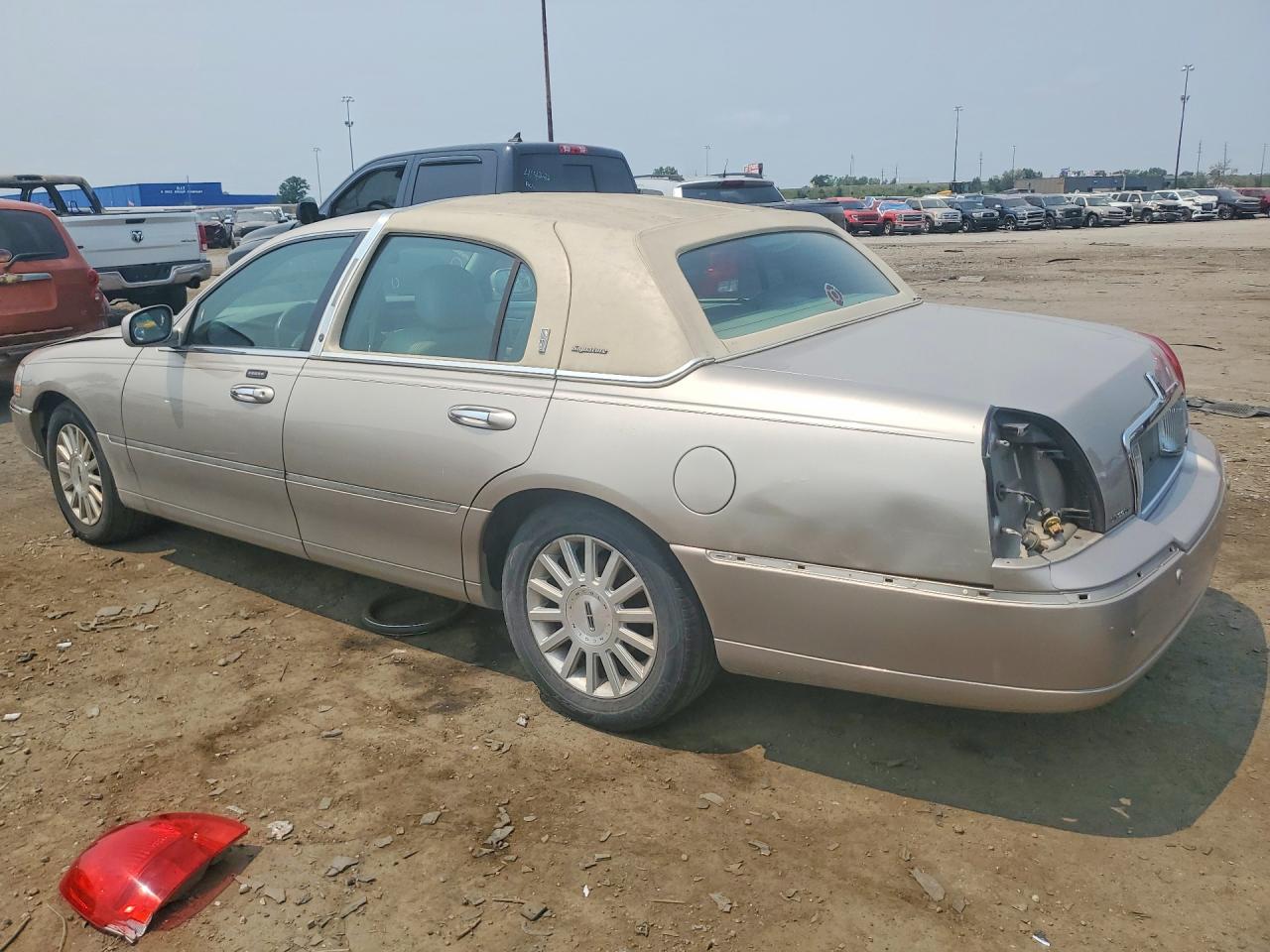 2003 Lincoln Town Car Signature Tan vin: 1LNHM82W43Y606247
