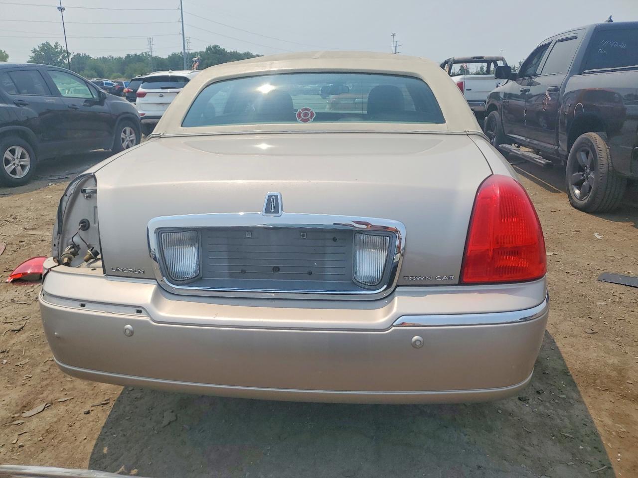 2003 Lincoln Town Car Signature Tan vin: 1LNHM82W43Y606247