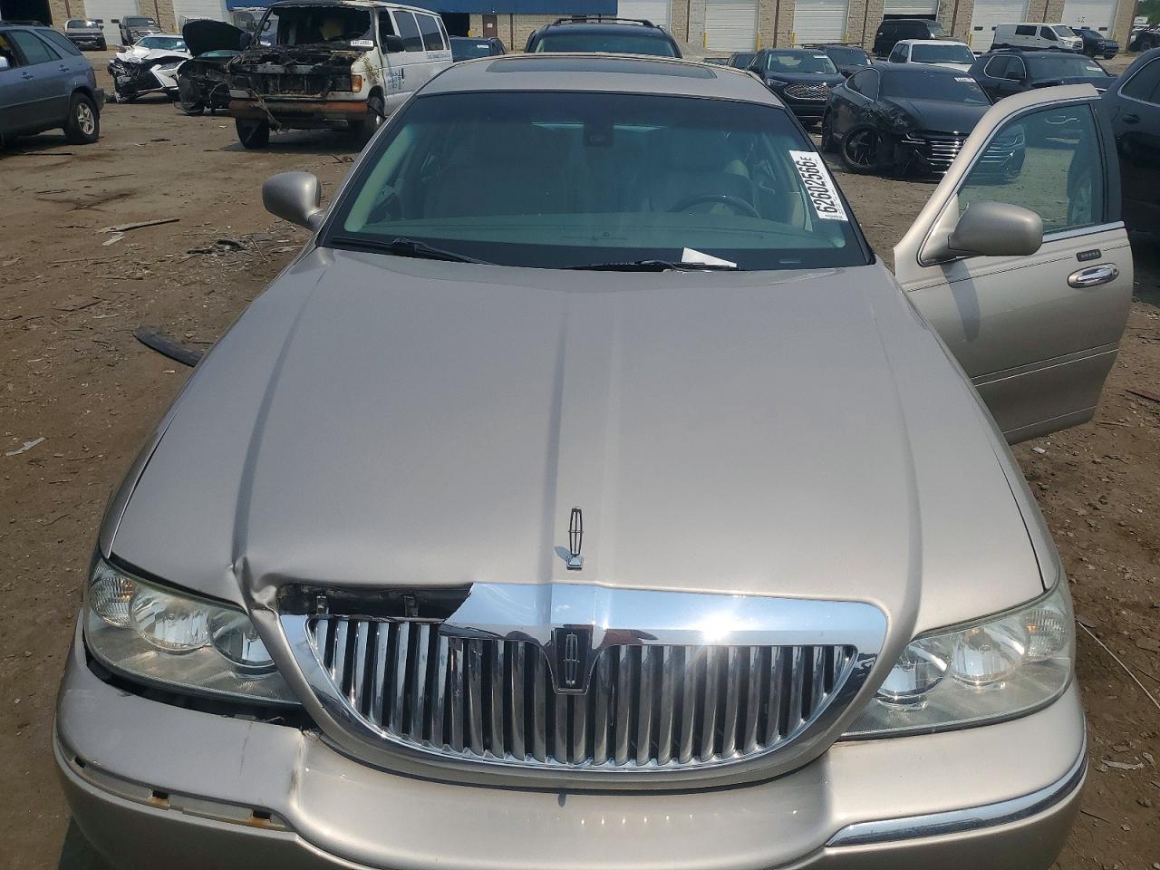 2003 Lincoln Town Car Signature Tan vin: 1LNHM82W43Y606247
