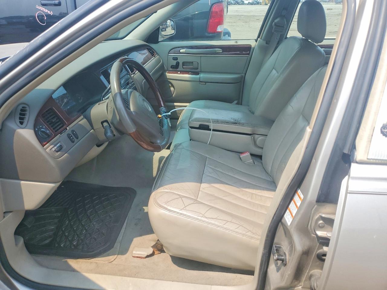2003 Lincoln Town Car Signature Tan vin: 1LNHM82W43Y606247
