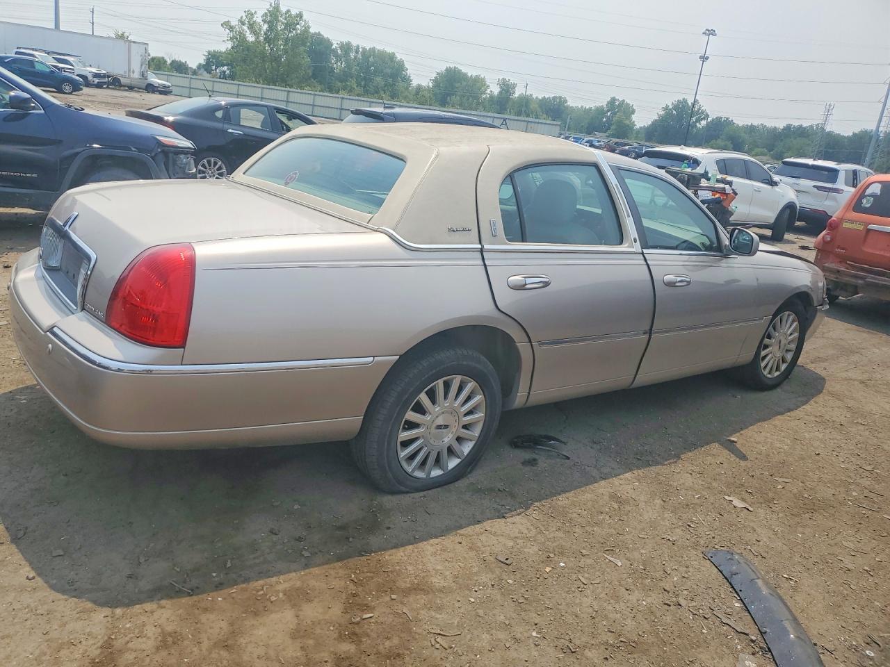 2003 Lincoln Town Car Signature Tan vin: 1LNHM82W43Y606247