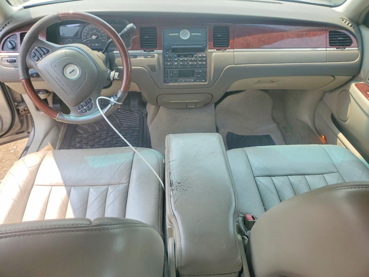 2003 Lincoln Town Car Signature Tan vin: 1LNHM82W43Y606247
