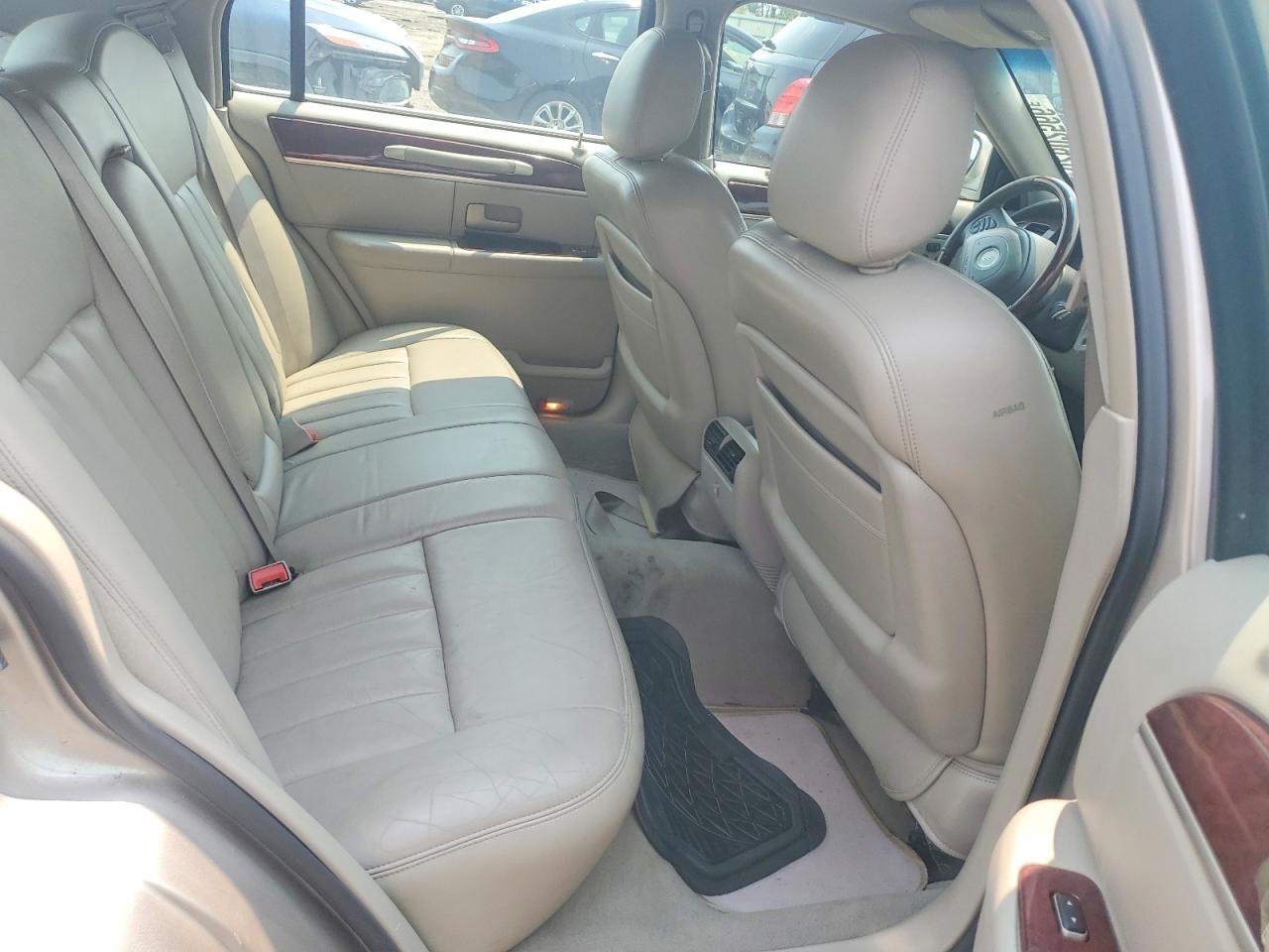 2003 Lincoln Town Car Signature Tan vin: 1LNHM82W43Y606247