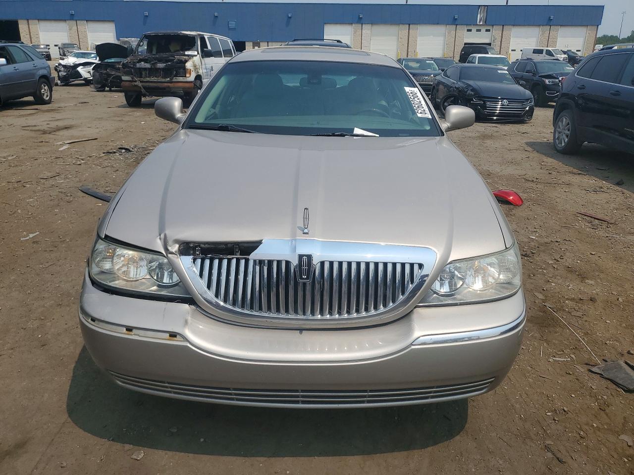 2003 Lincoln Town Car Signature Tan vin: 1LNHM82W43Y606247