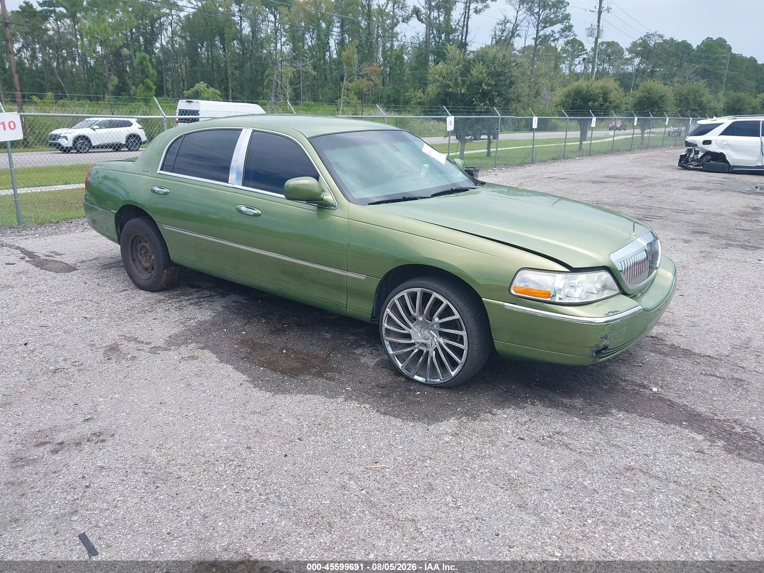 2003 Lincoln Town Car Signature Green vin: 1LNHM82W43Y644240